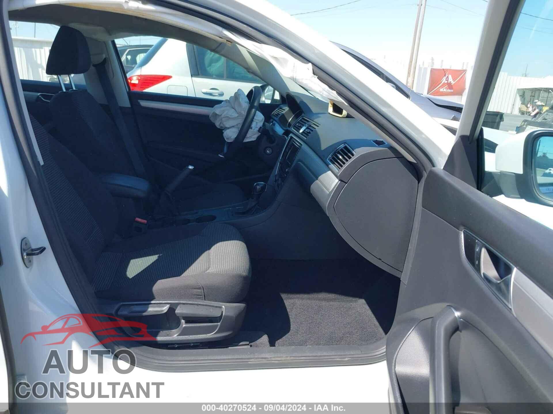 VOLKSWAGEN PASSAT 2017 - 1VWAT7A32HC021601