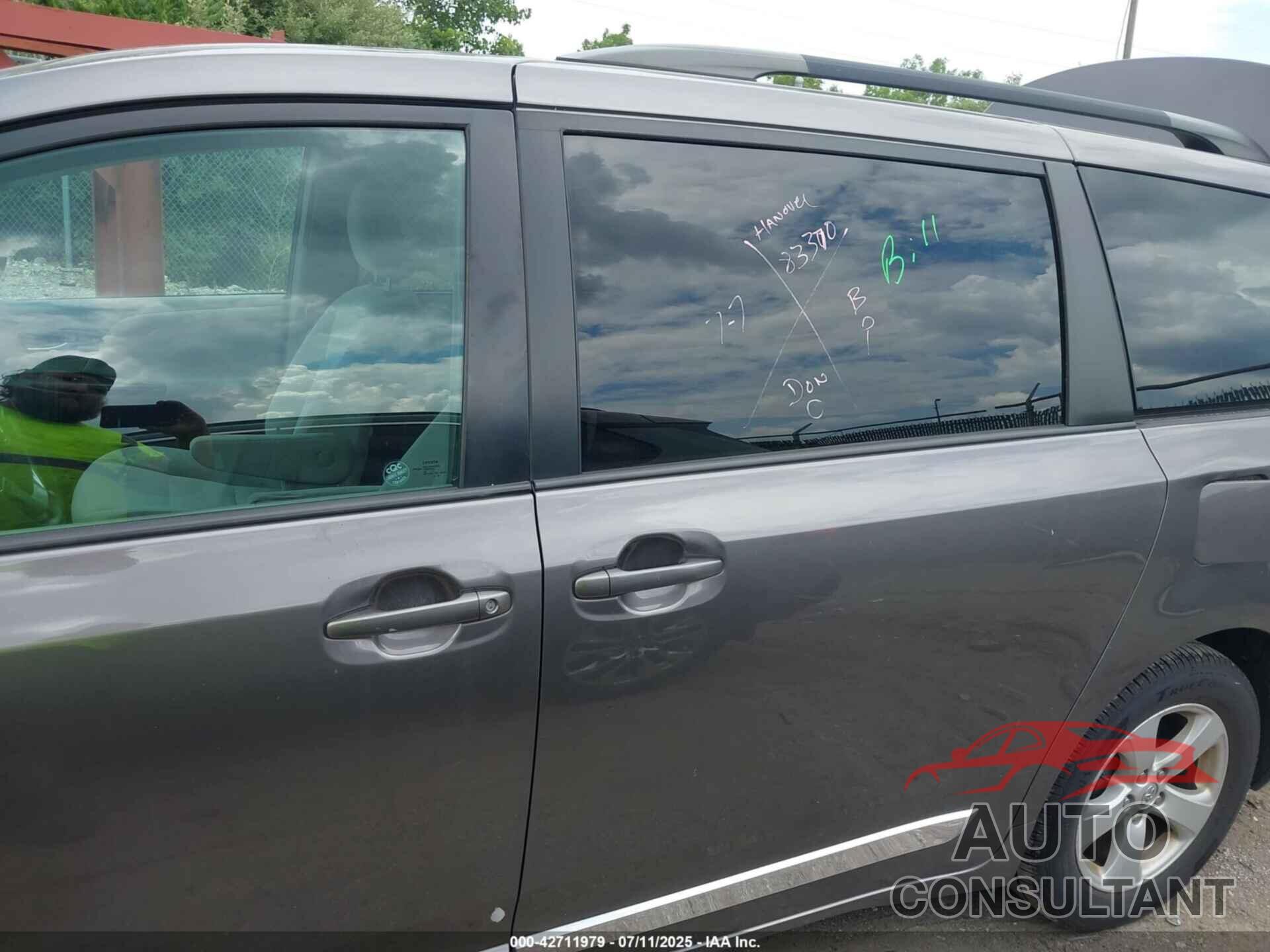 TOYOTA SIENNA 2015 - 5TDKK3DC8FS688568