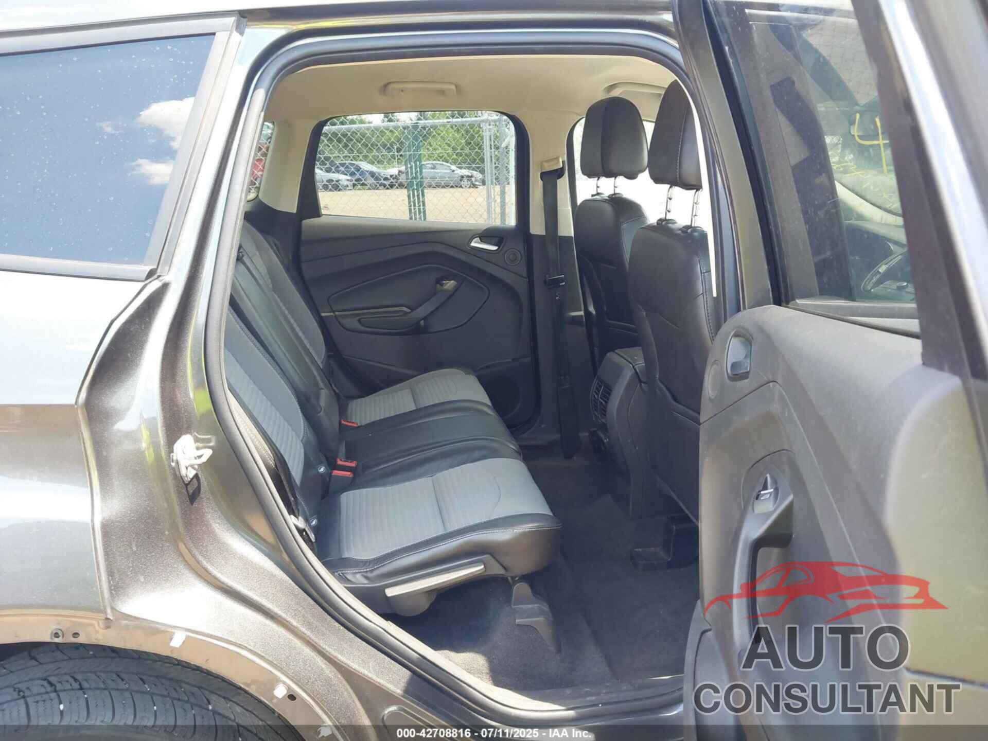 FORD ESCAPE 2017 - 1FMCU0GD8HUC09318