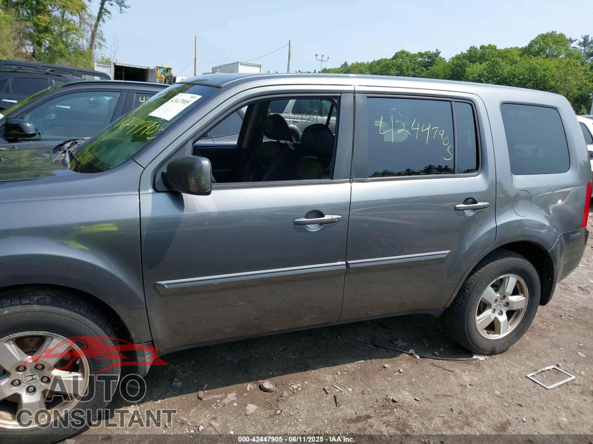 HONDA PILOT 2011 - 5FNYF4H56BB044677