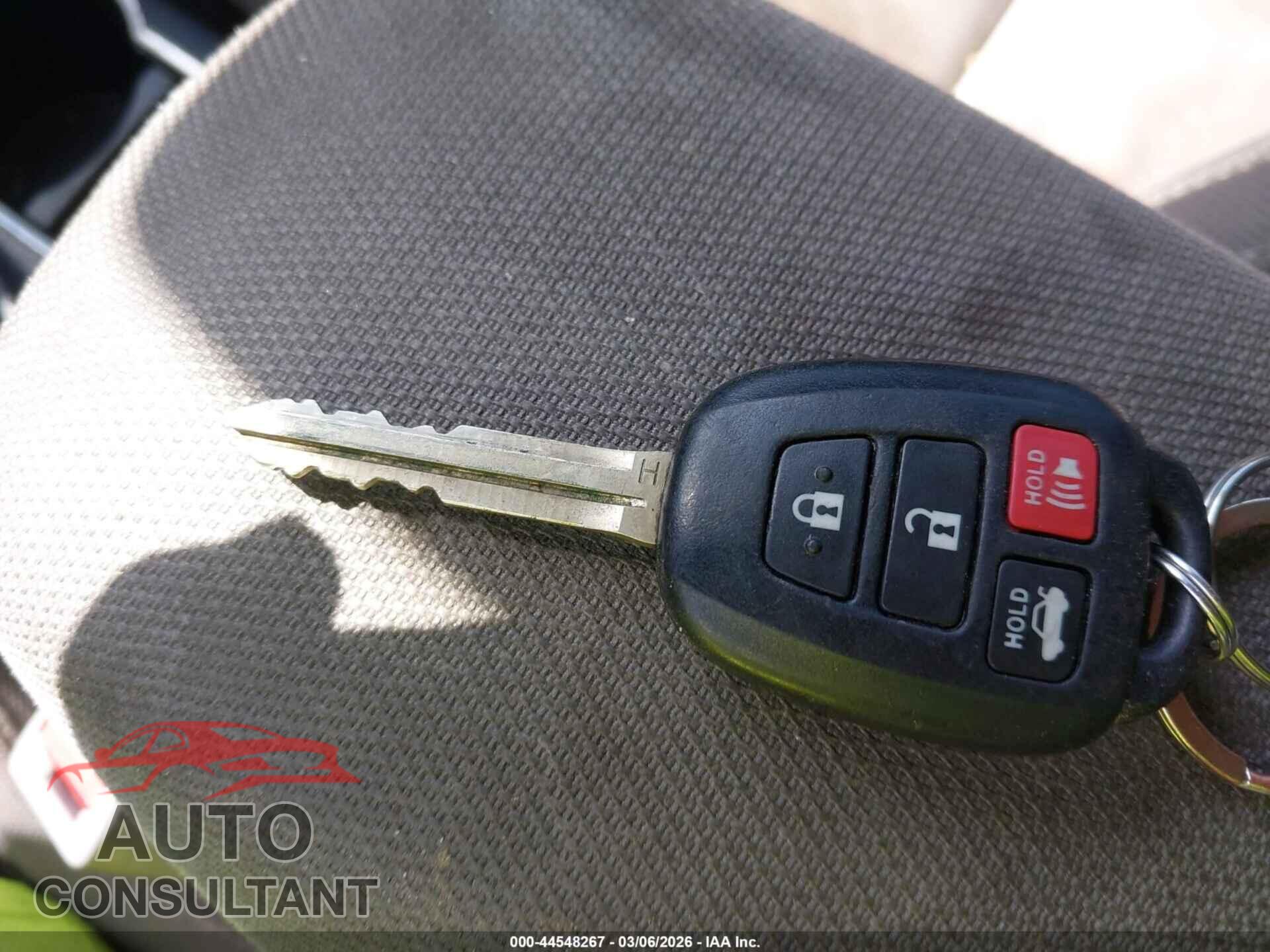 TOYOTA COROLLA 2018 - 5YFBURHE2JP852777