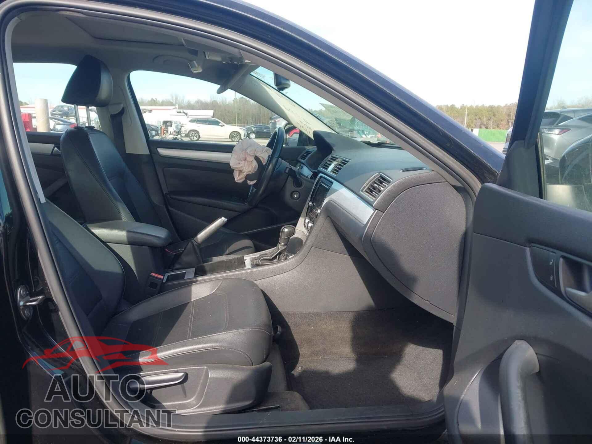 VOLKSWAGEN PASSAT 2012 - 1VWBP7A38CC083151