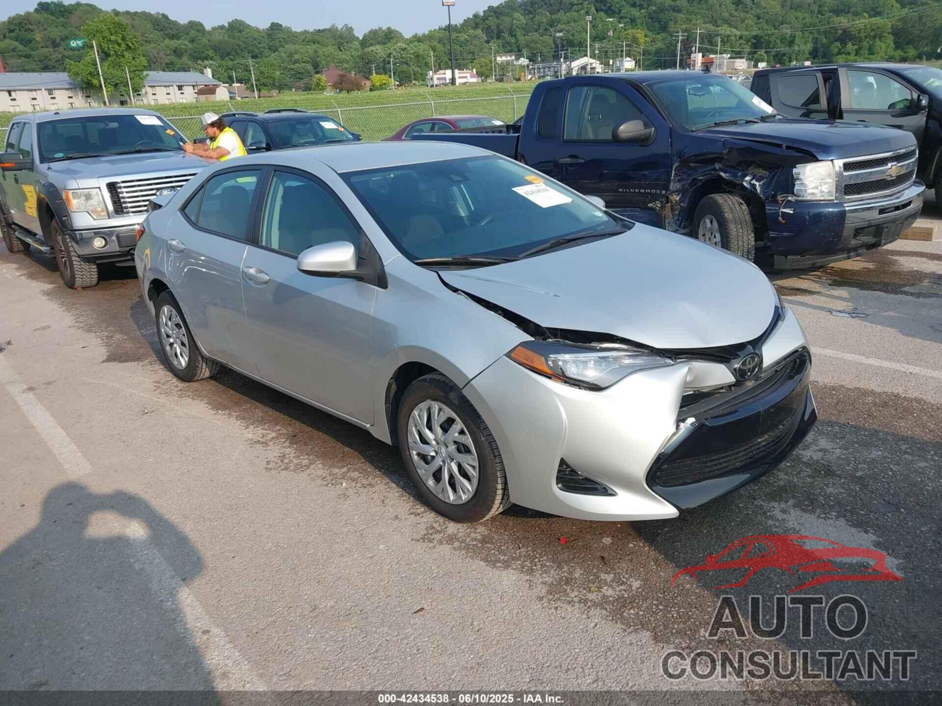 TOYOTA COROLLA 2018 - 5YFBURHE9JP812485