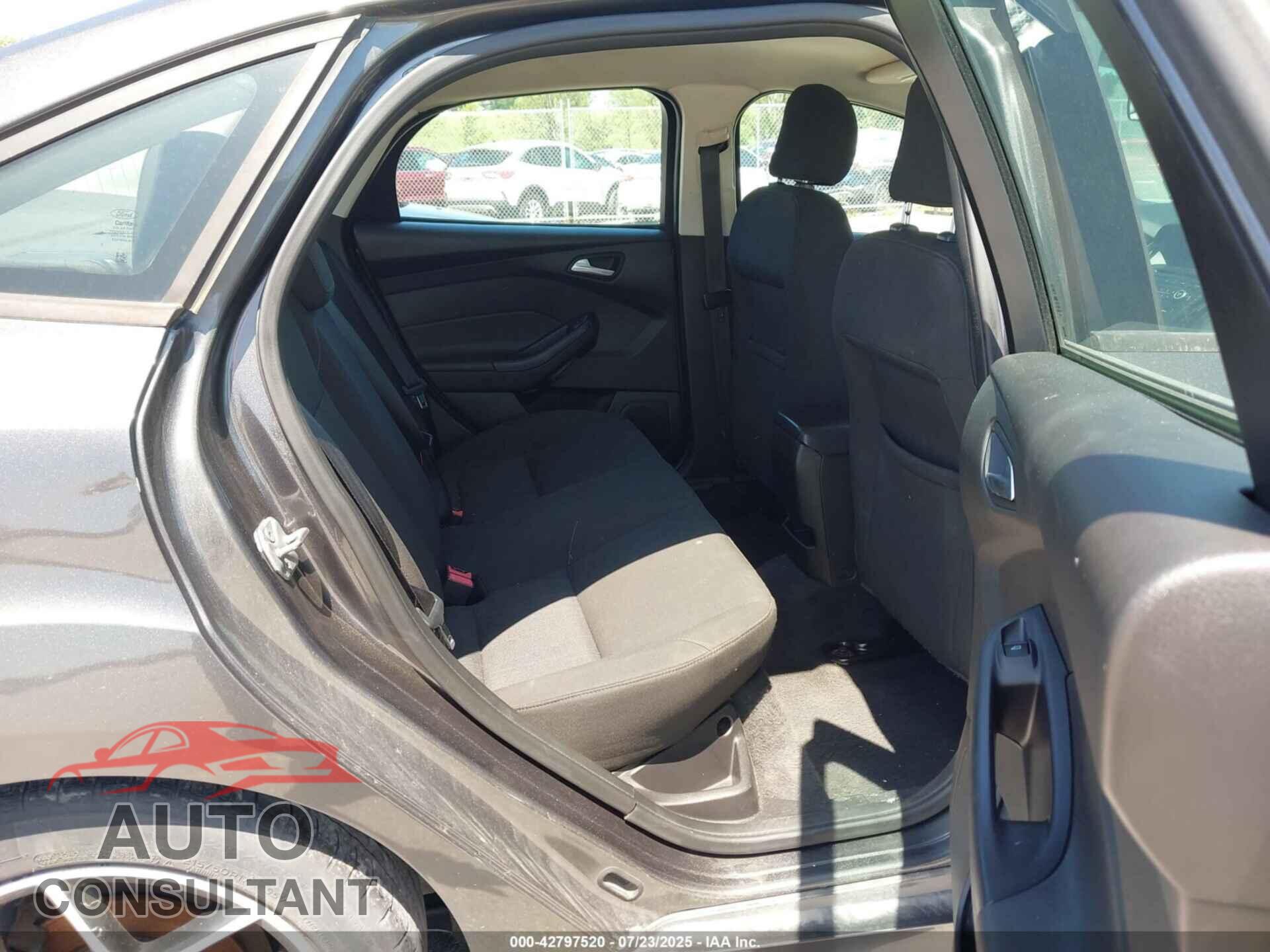 FORD FOCUS 2015 - 1FADP3F25FL368582