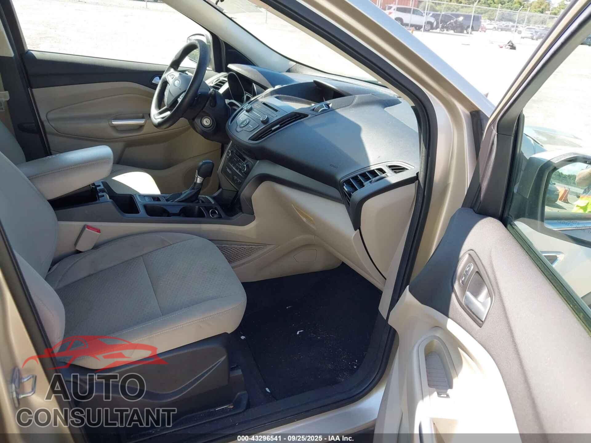 FORD ESCAPE 2017 - 1FMCU0G99HUC72732