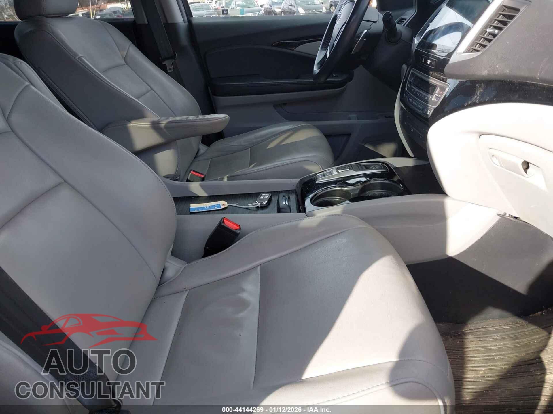 HONDA PILOT 2017 - 5FNYF6H93HB039038