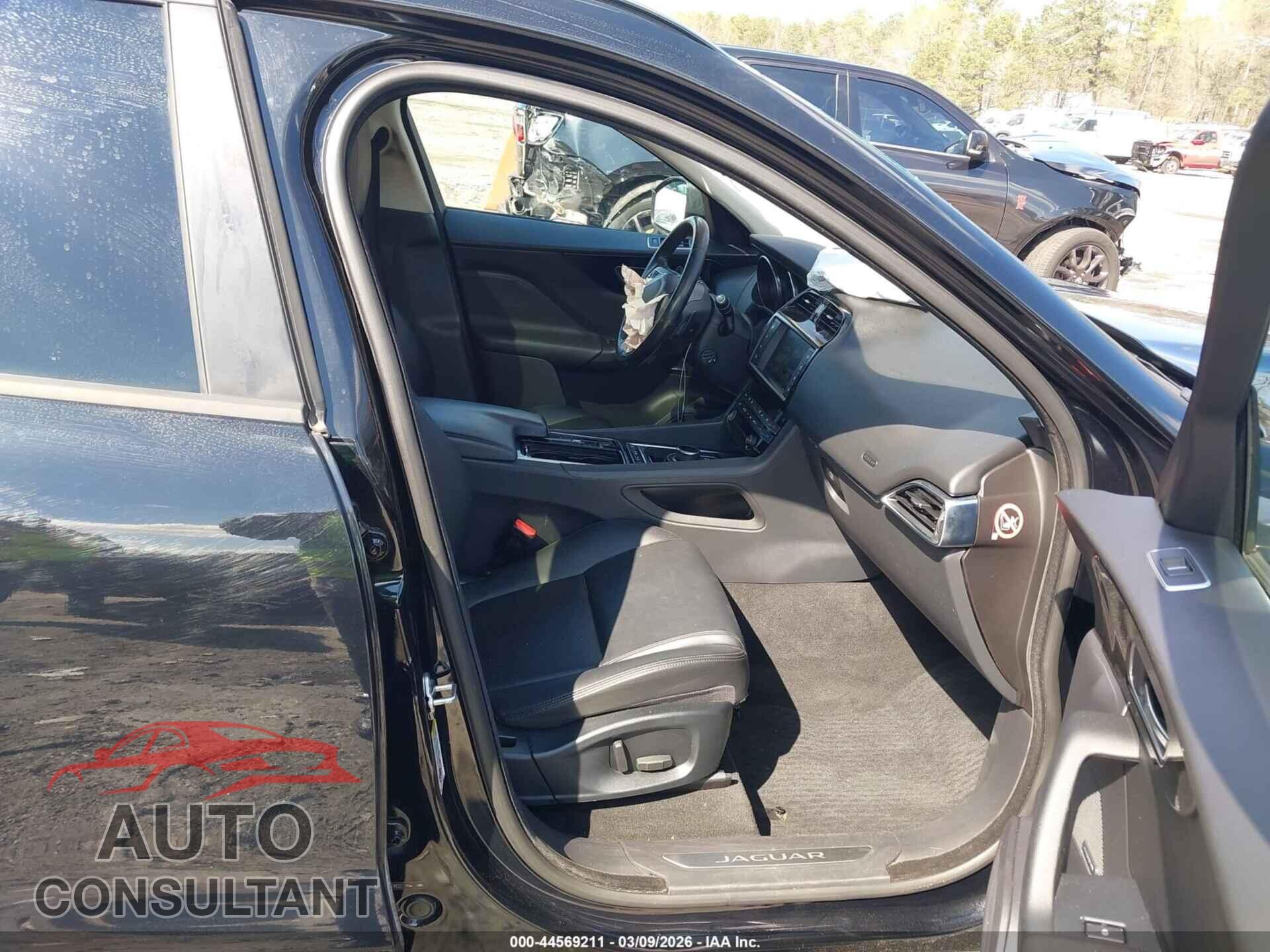 JAGUAR F-PACE 2018 - SADCJ2FX1JA299833