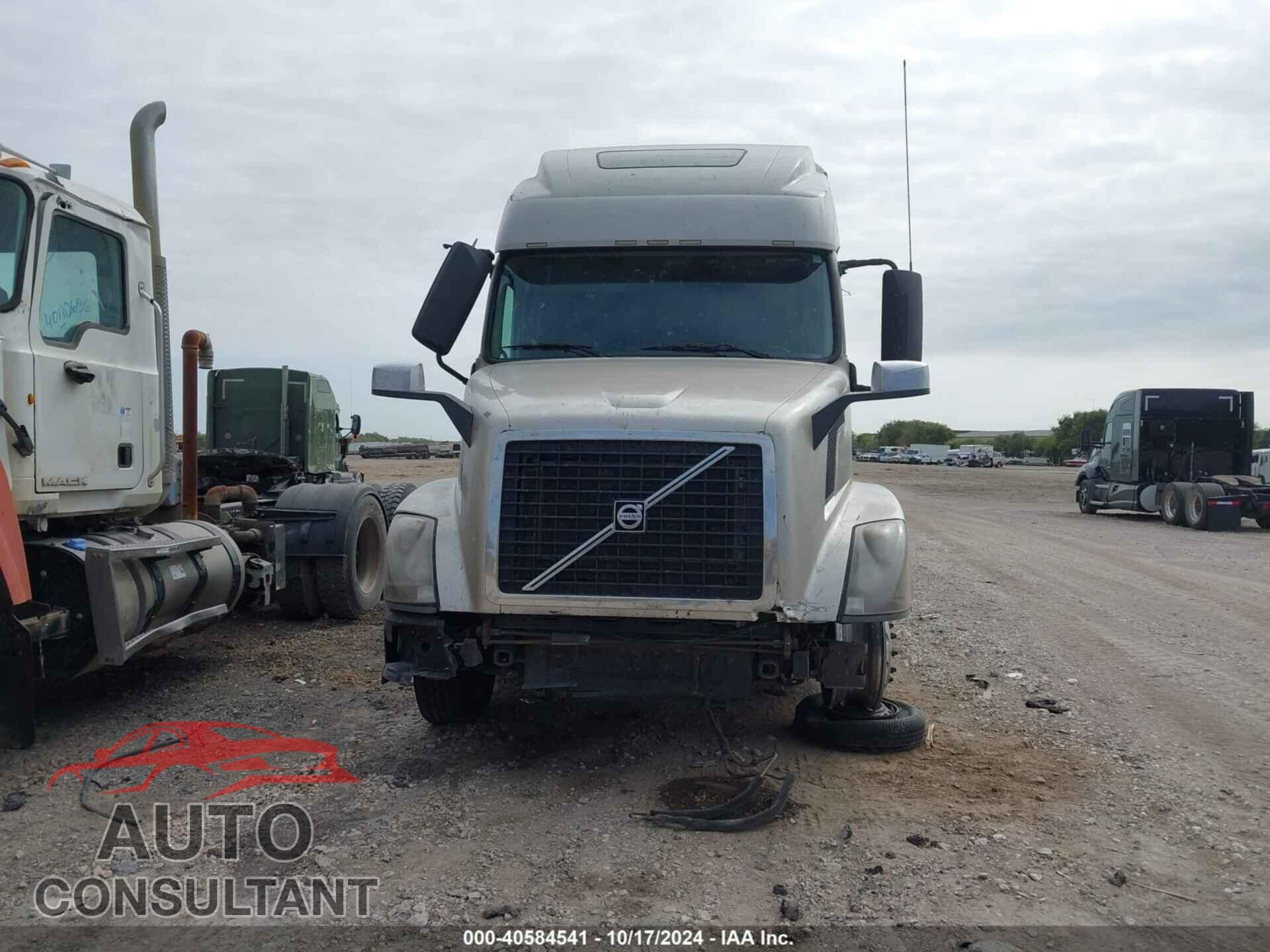 VOLVO VN 2013 - 4V4NC9EH8DN567845