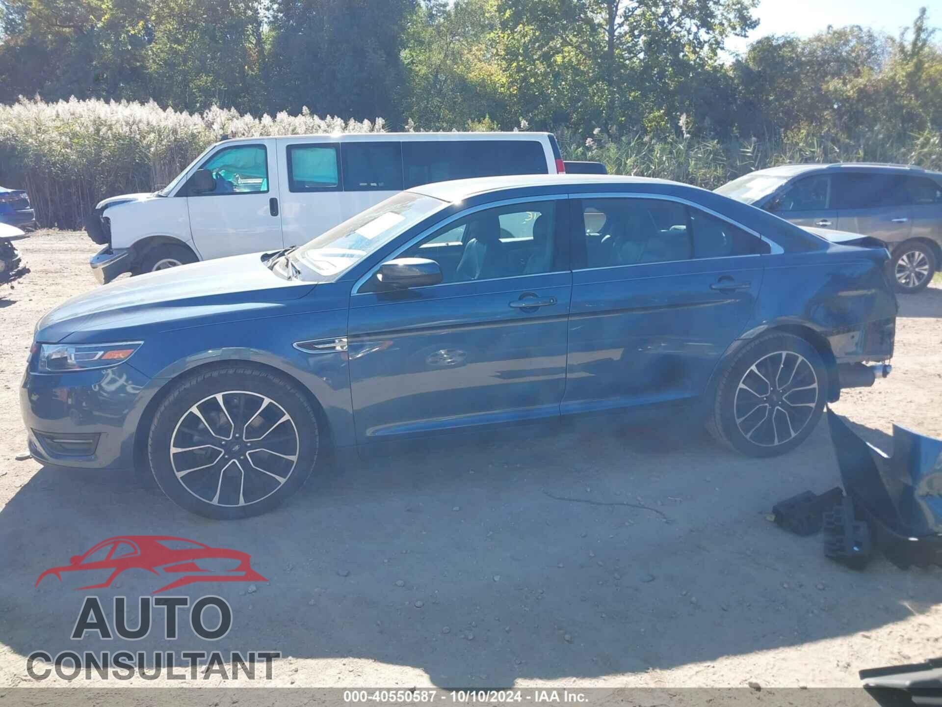FORD TAURUS 2018 - 1FAHP2E80JG101031