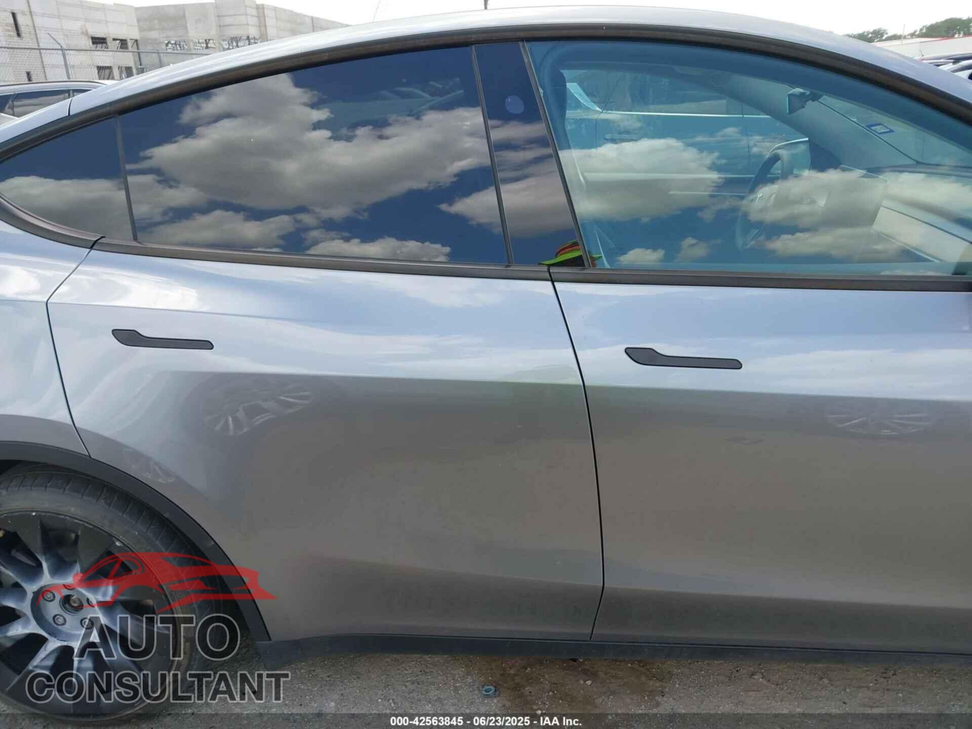 TESLA MODEL Y 2024 - 7SAYGDED6RA326837