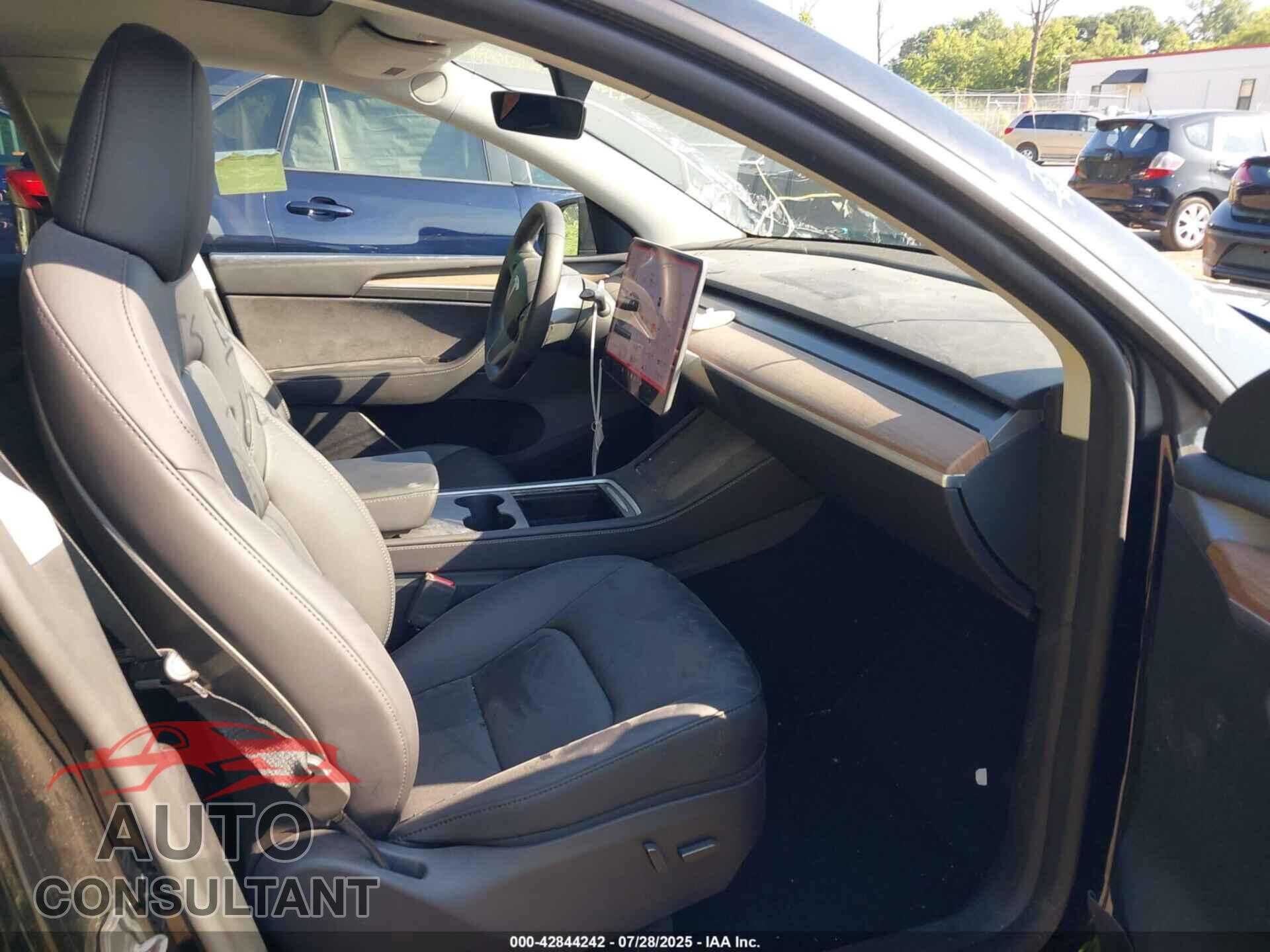 TESLA MODEL Y 2025 - 7SAYGAEE5SF250799