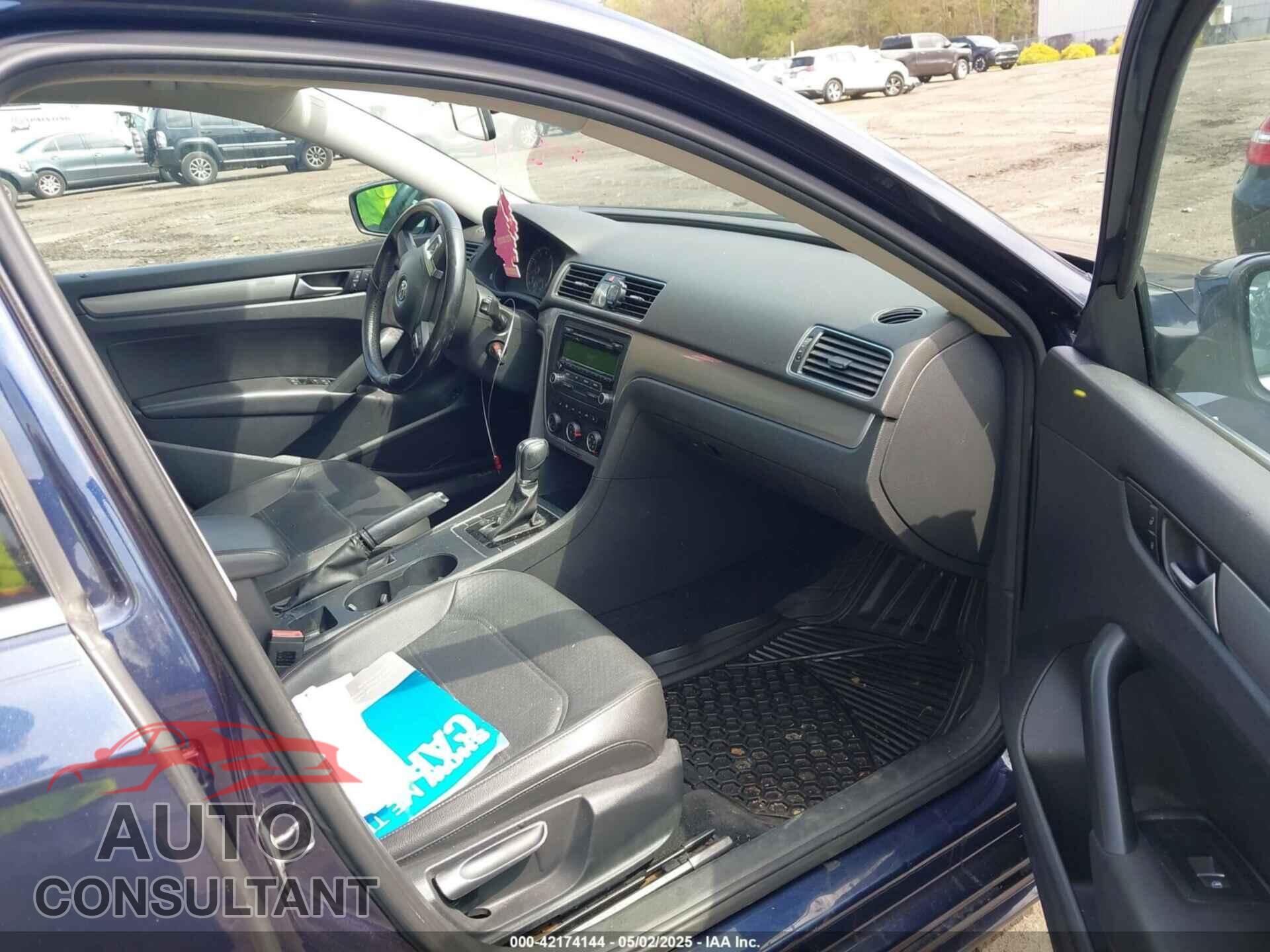VOLKSWAGEN PASSAT 2014 - 1VWAT7A32EC044856