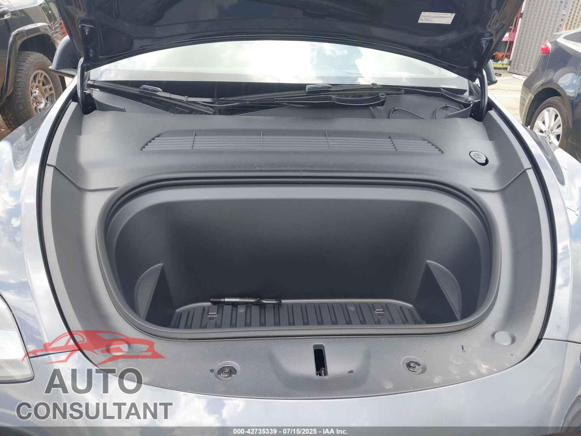 TESLA MODEL Y 2025 - 7SAYGDED8SA375687