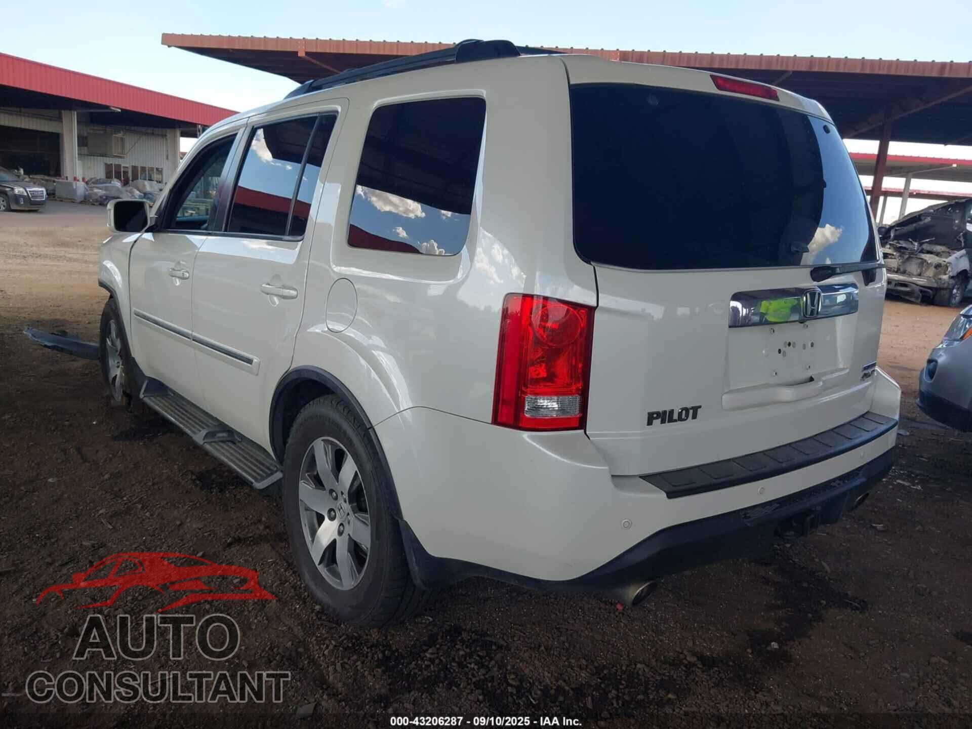 HONDA PILOT 2015 - 5FNYF4H93FB001245