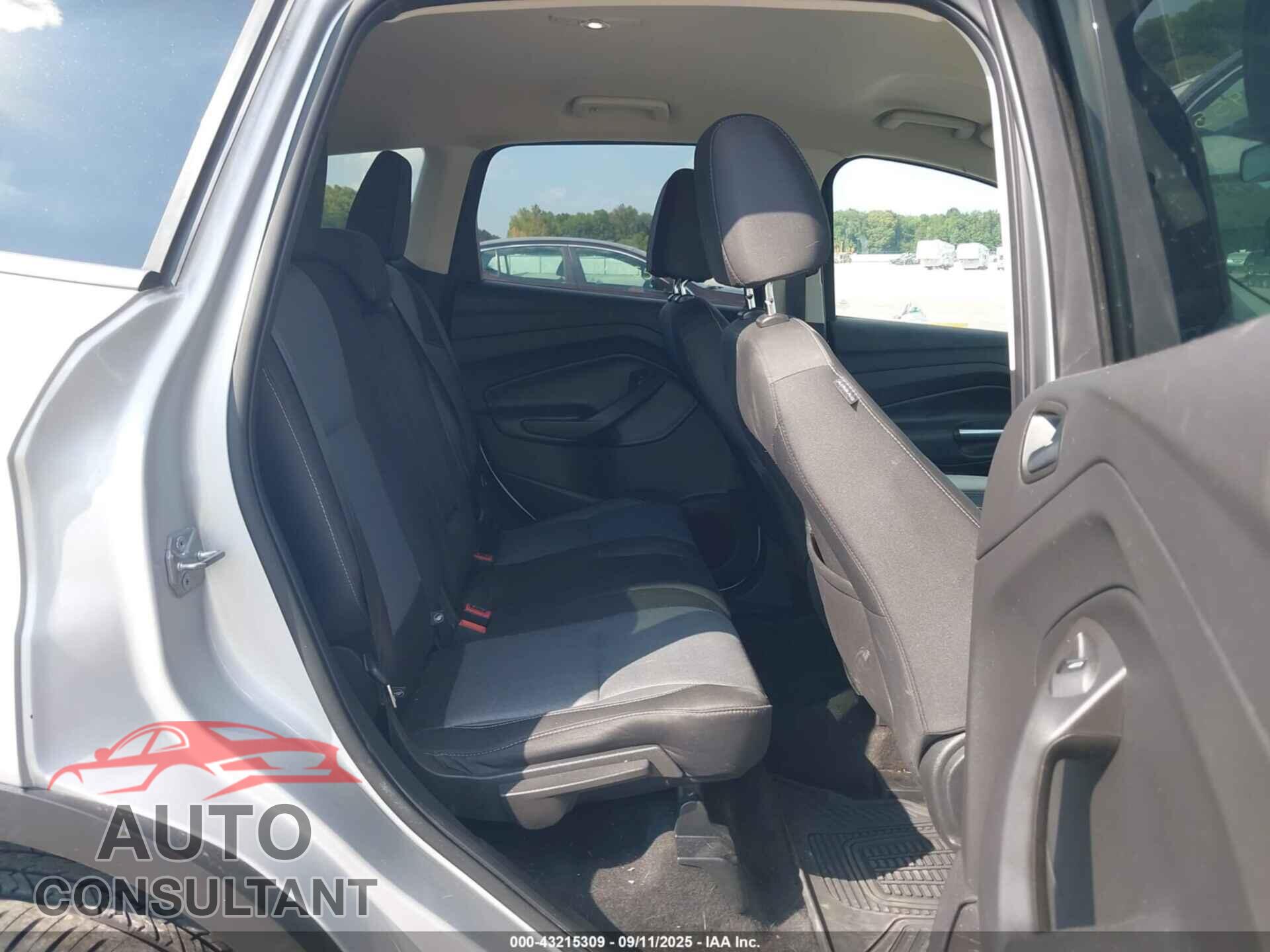 FORD ESCAPE 2017 - 1FMCU9GD0HUF00352