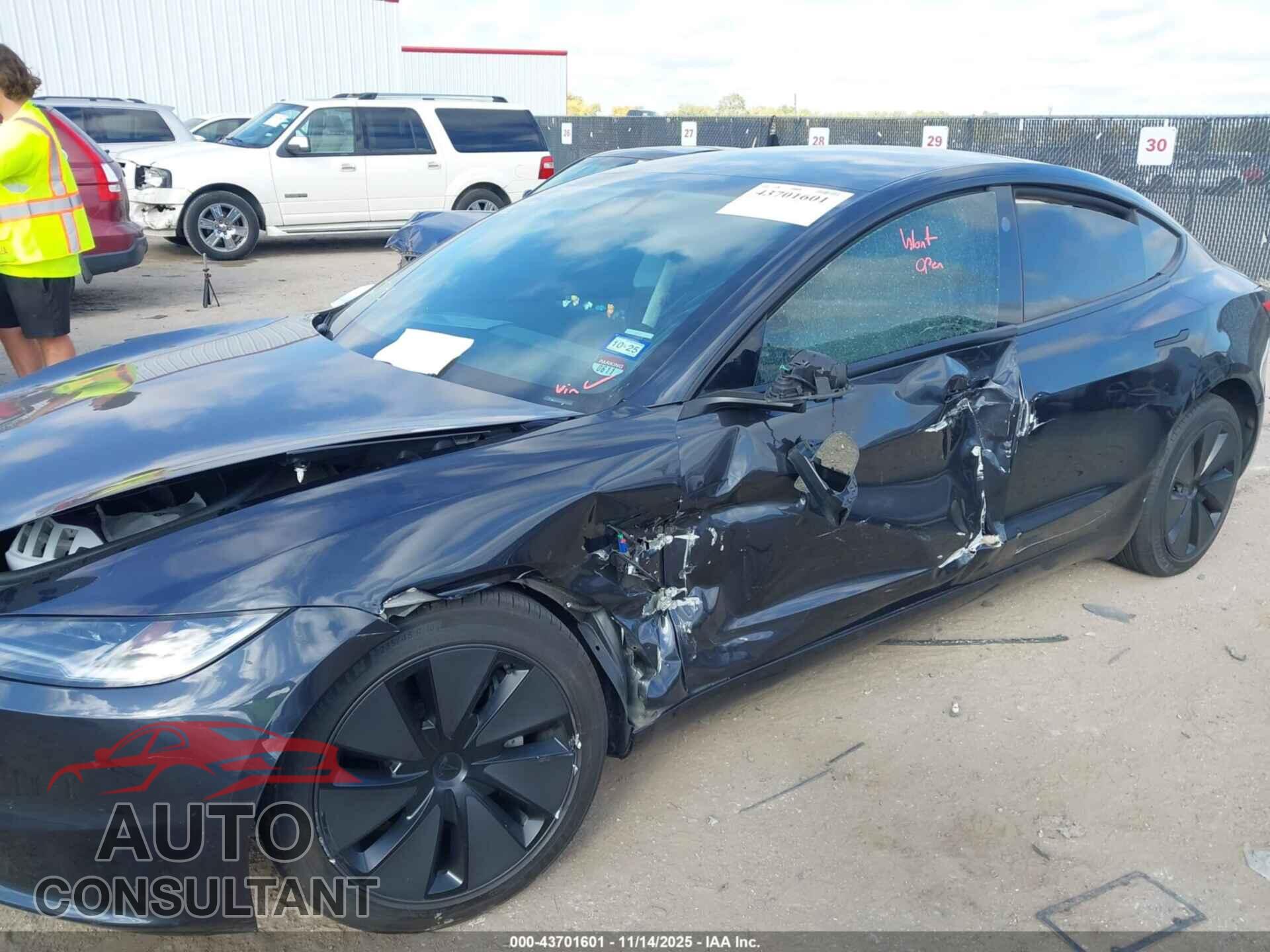 TESLA MODEL 3 2024 - 5YJ3E1EA0RF872795