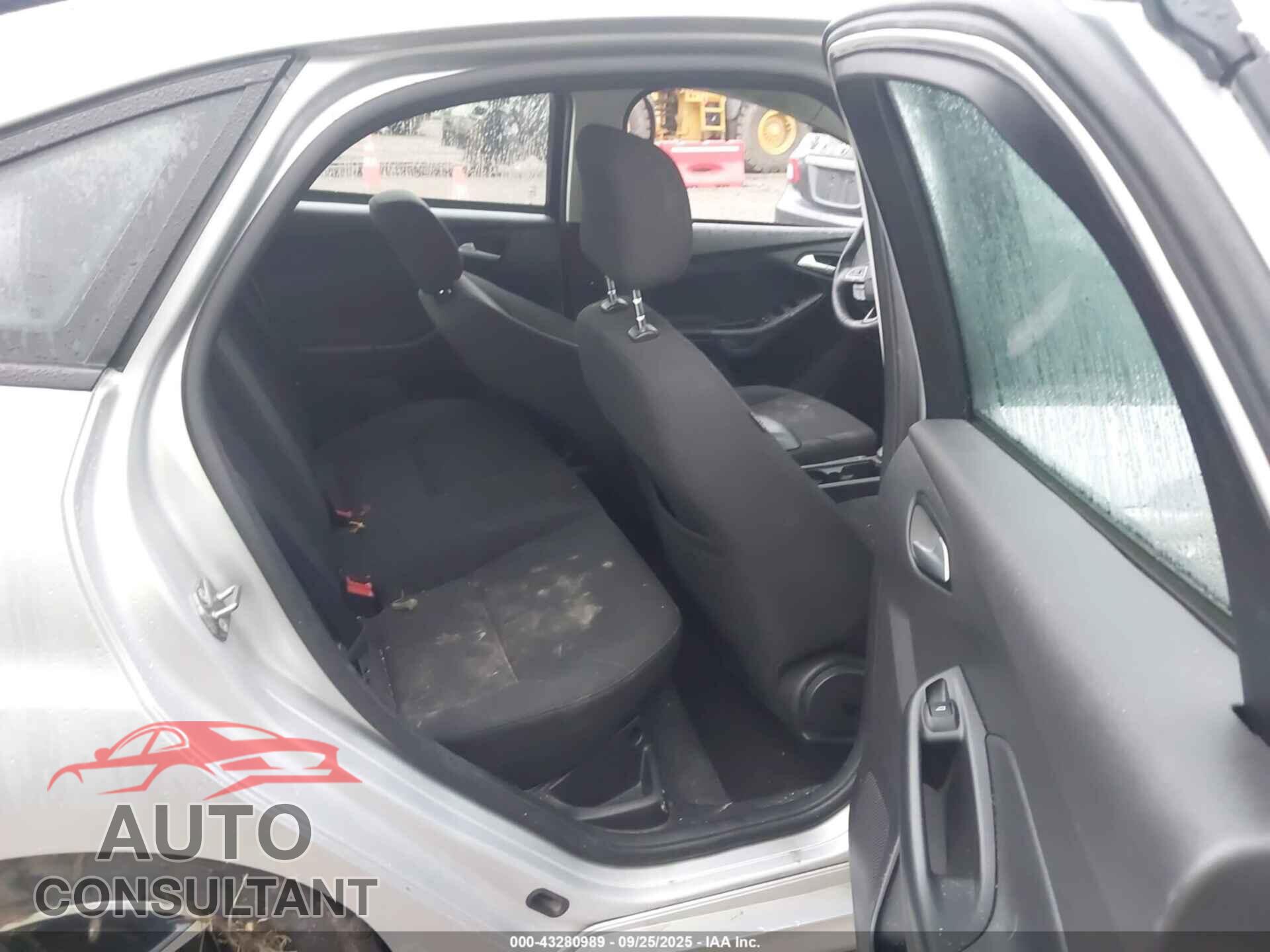FORD FOCUS 2015 - 1FADP3F2XFL277789