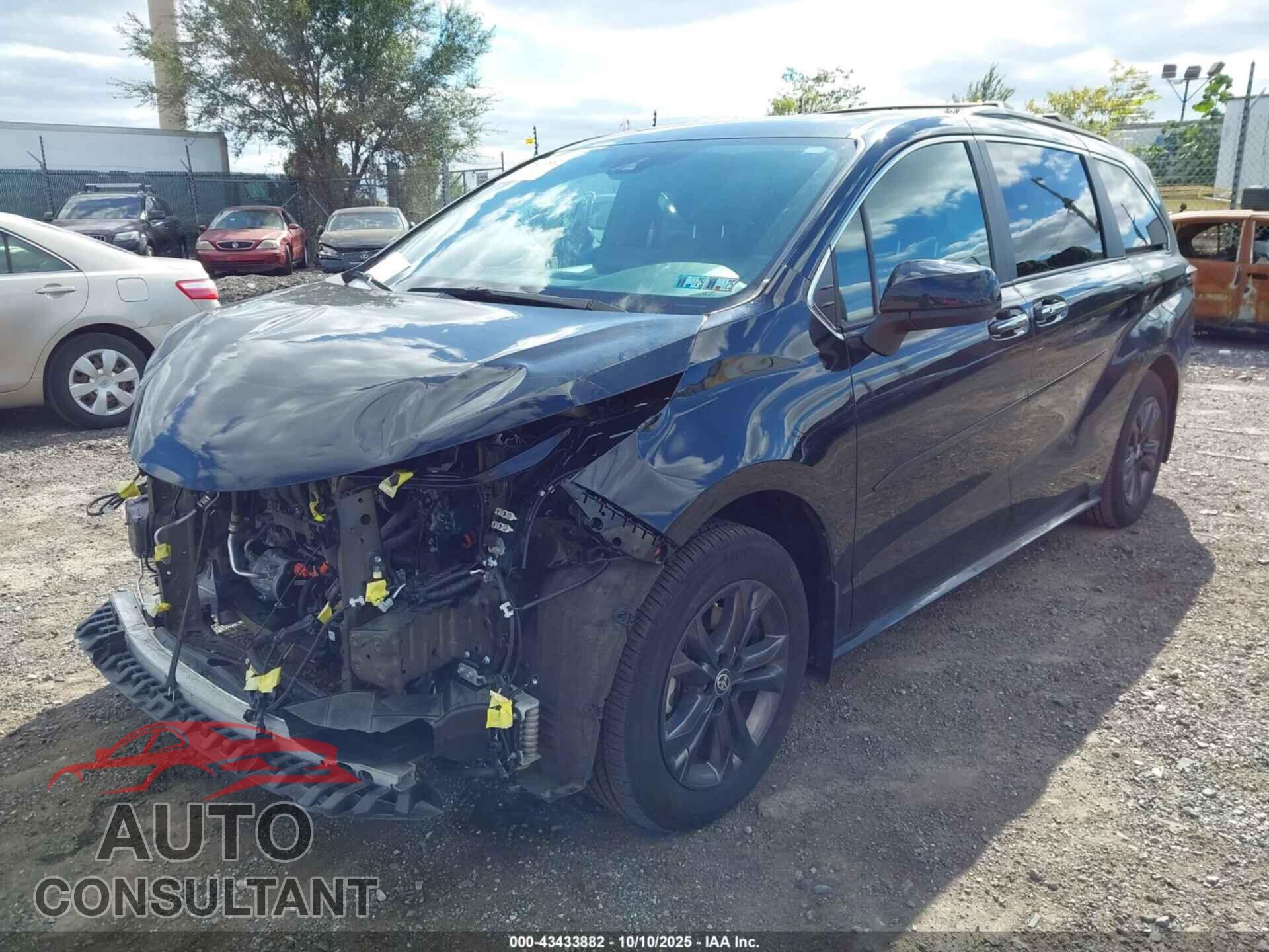 TOYOTA SIENNA 2024 - 5TDCSKFC0RS114286