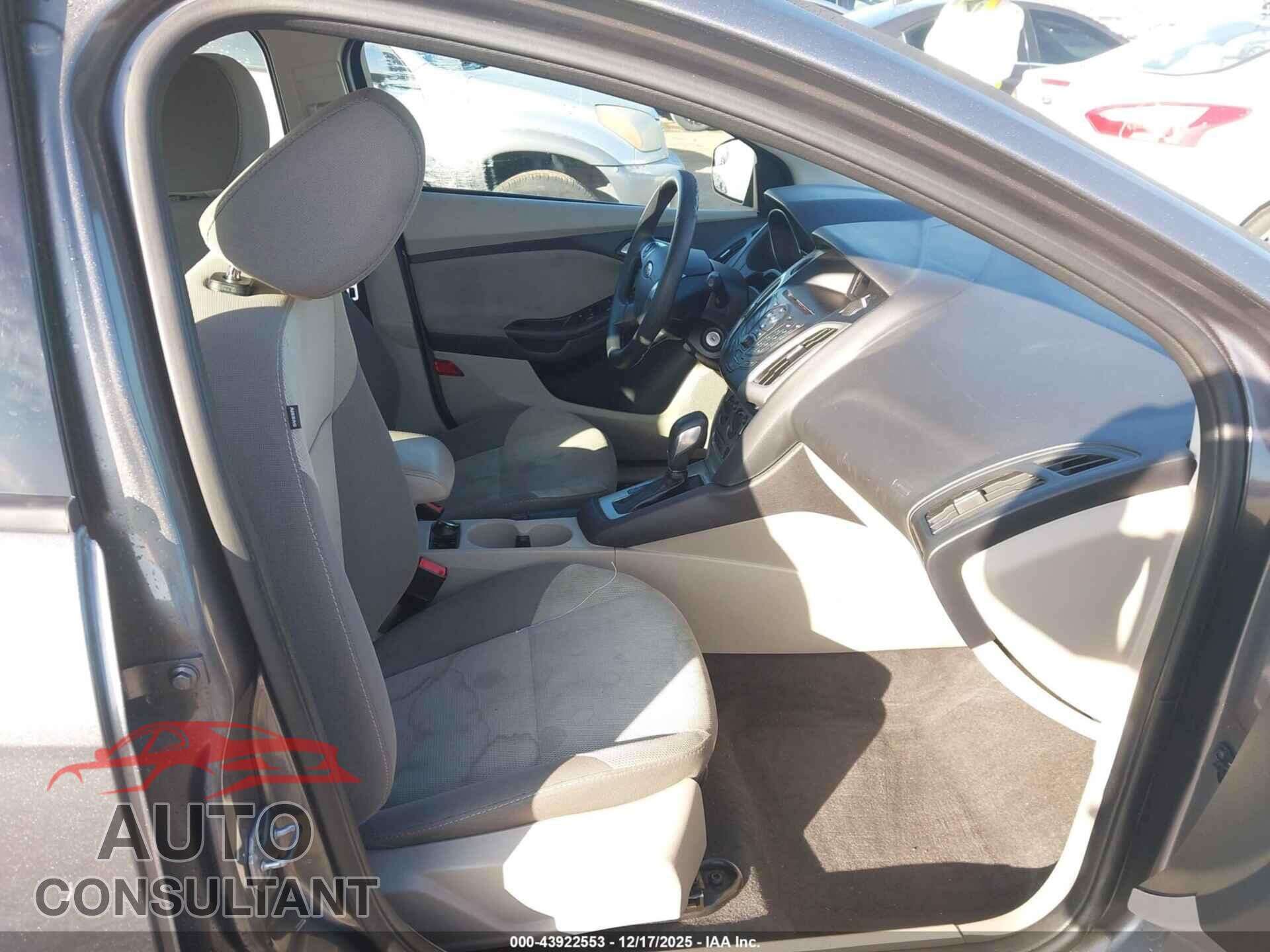 FORD FOCUS 2014 - 1FADP3K2XEL150027