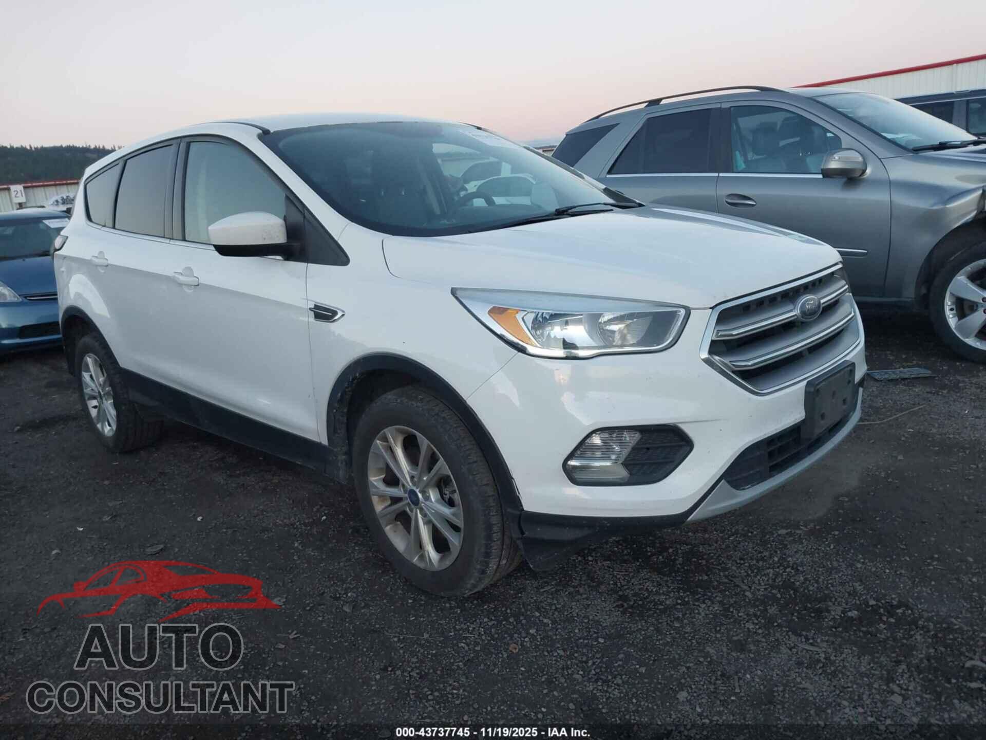 FORD ESCAPE 2017 - 1FMCU9G93HUB82173