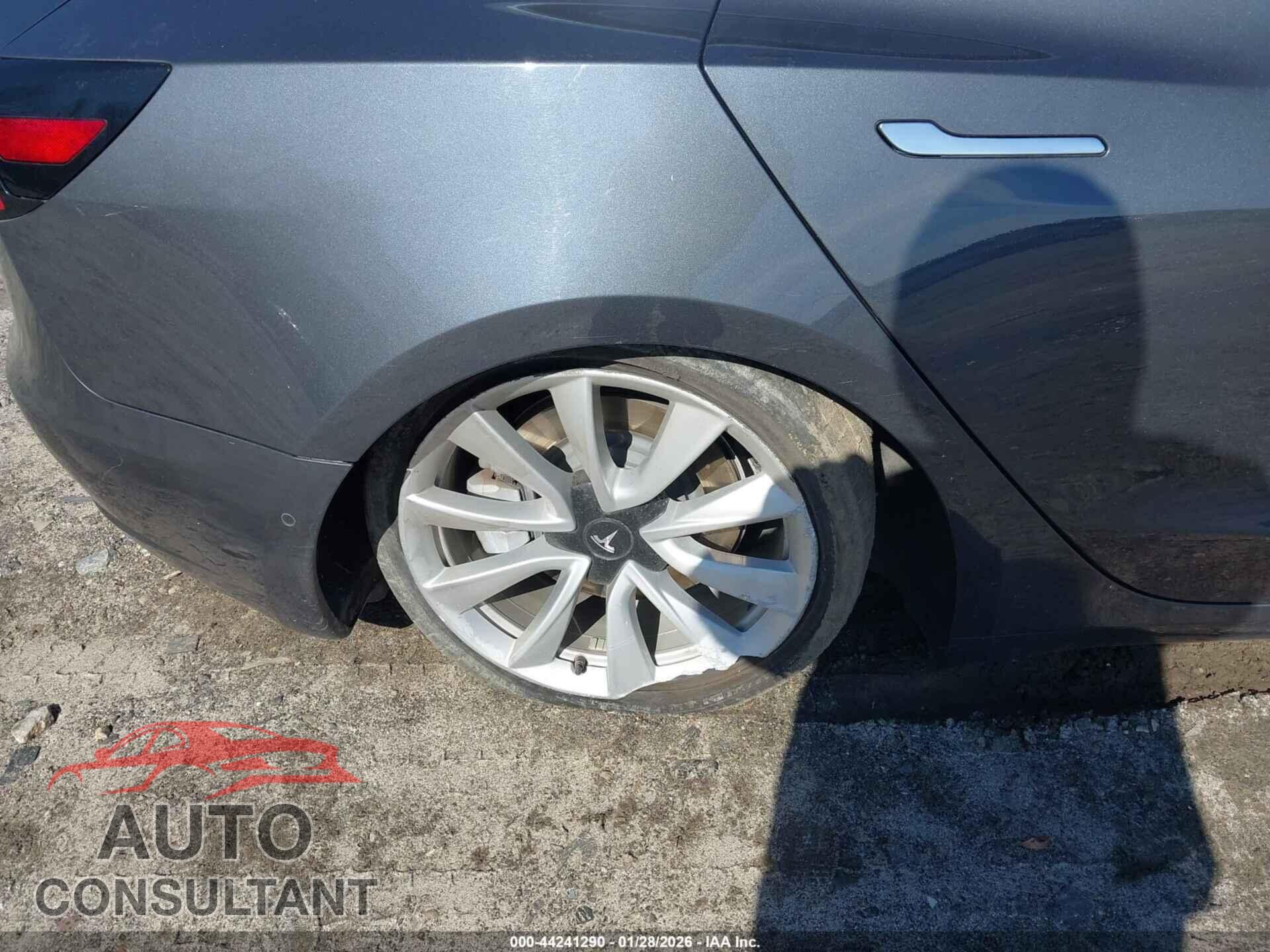 TESLA MODEL 3 2018 - 5YJ3E1EBXJF064077