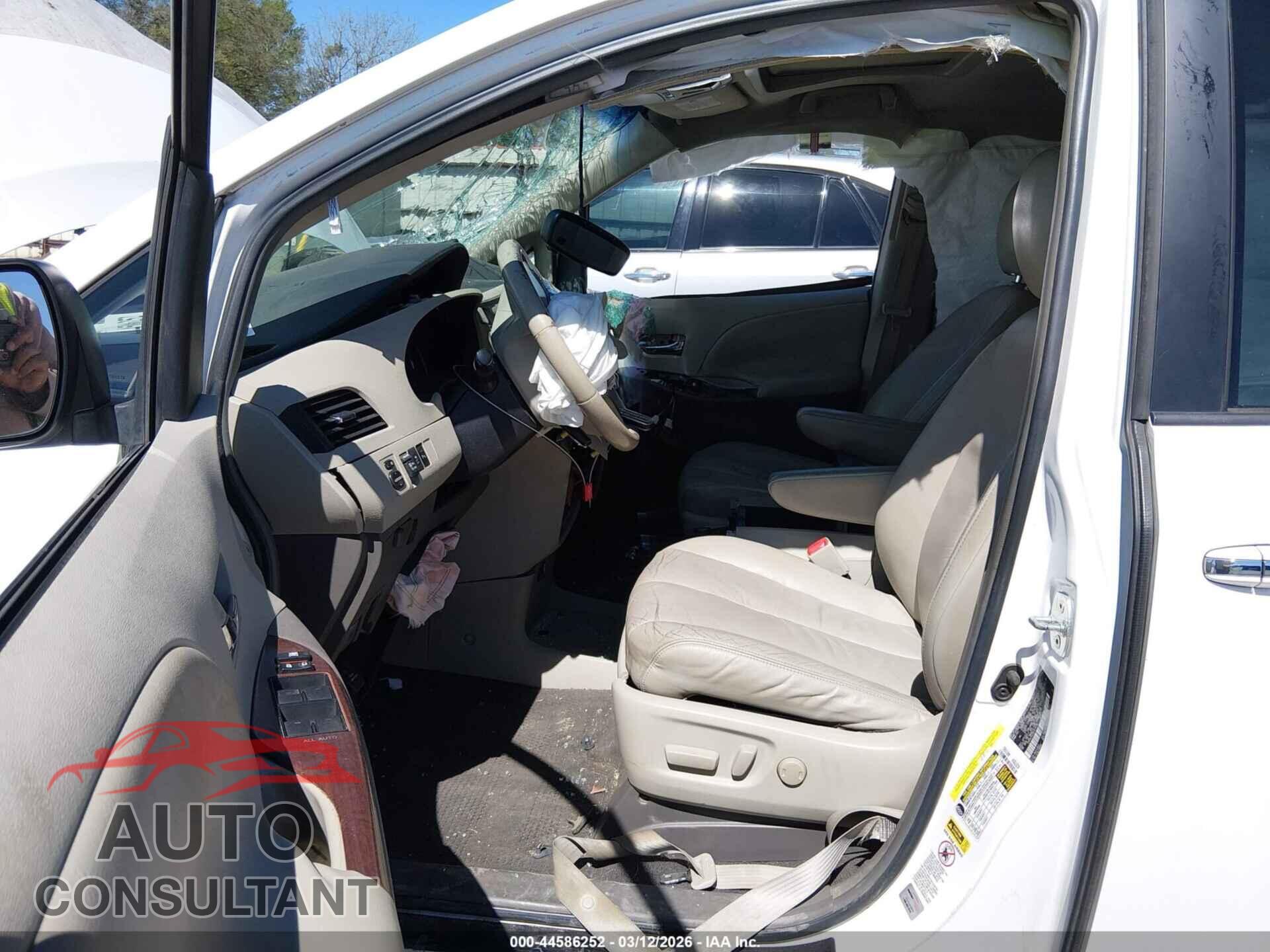 TOYOTA SIENNA 2011 - 5TDYK3DC9BS015485