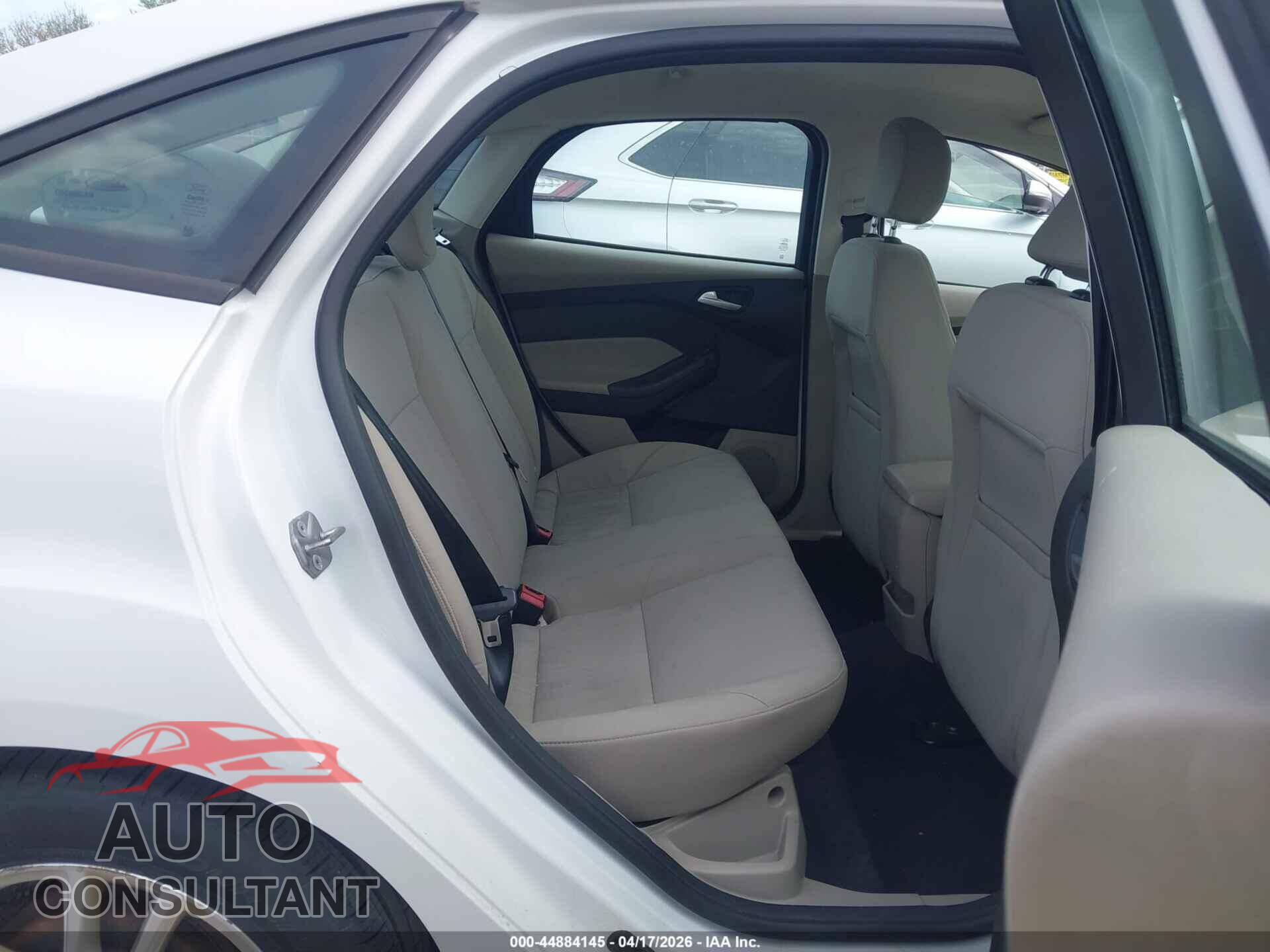 FORD FOCUS 2015 - 1FADP3F27FL301904