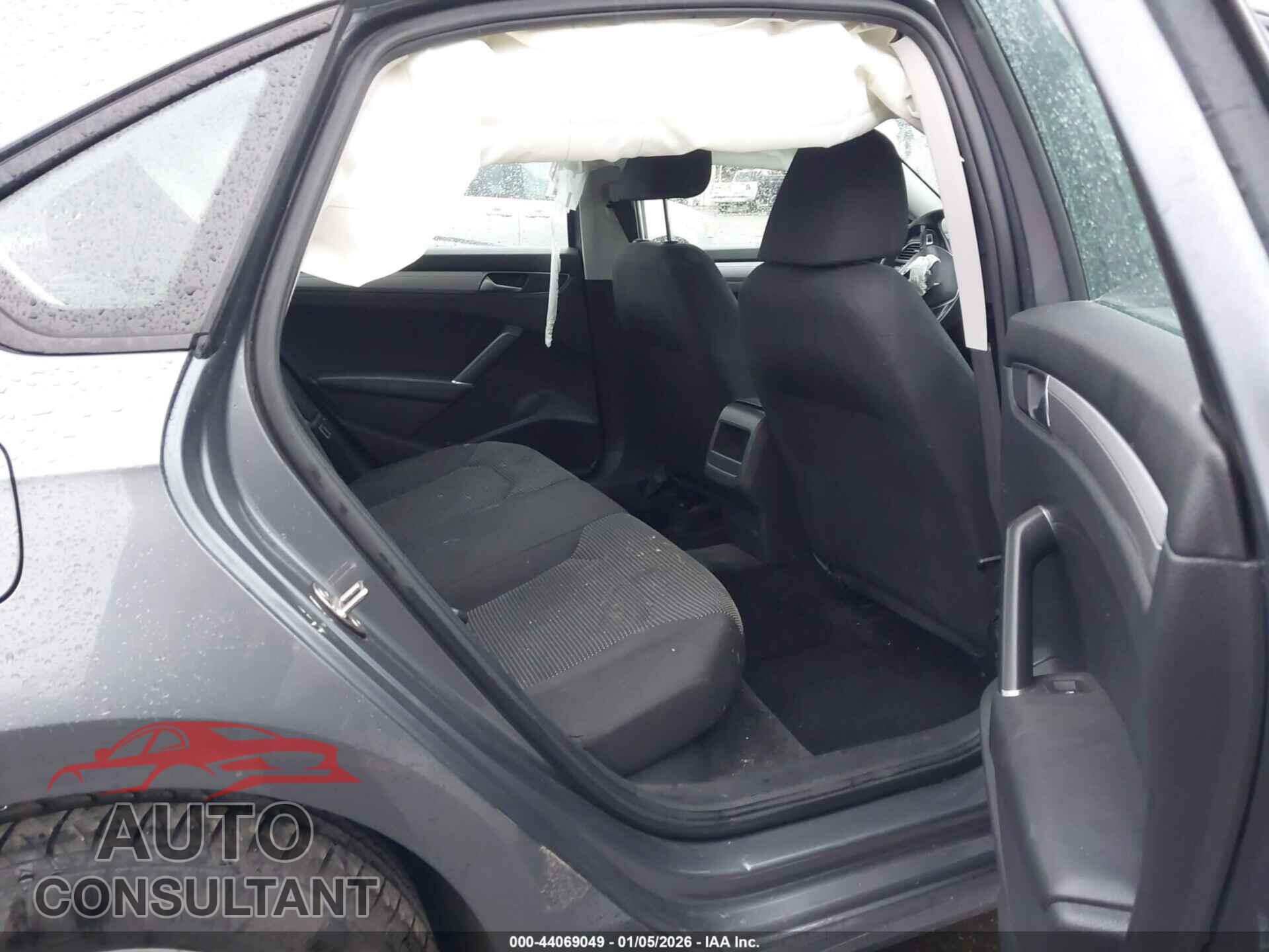 VOLKSWAGEN PASSAT 2018 - 1VWAA7A32JC046042