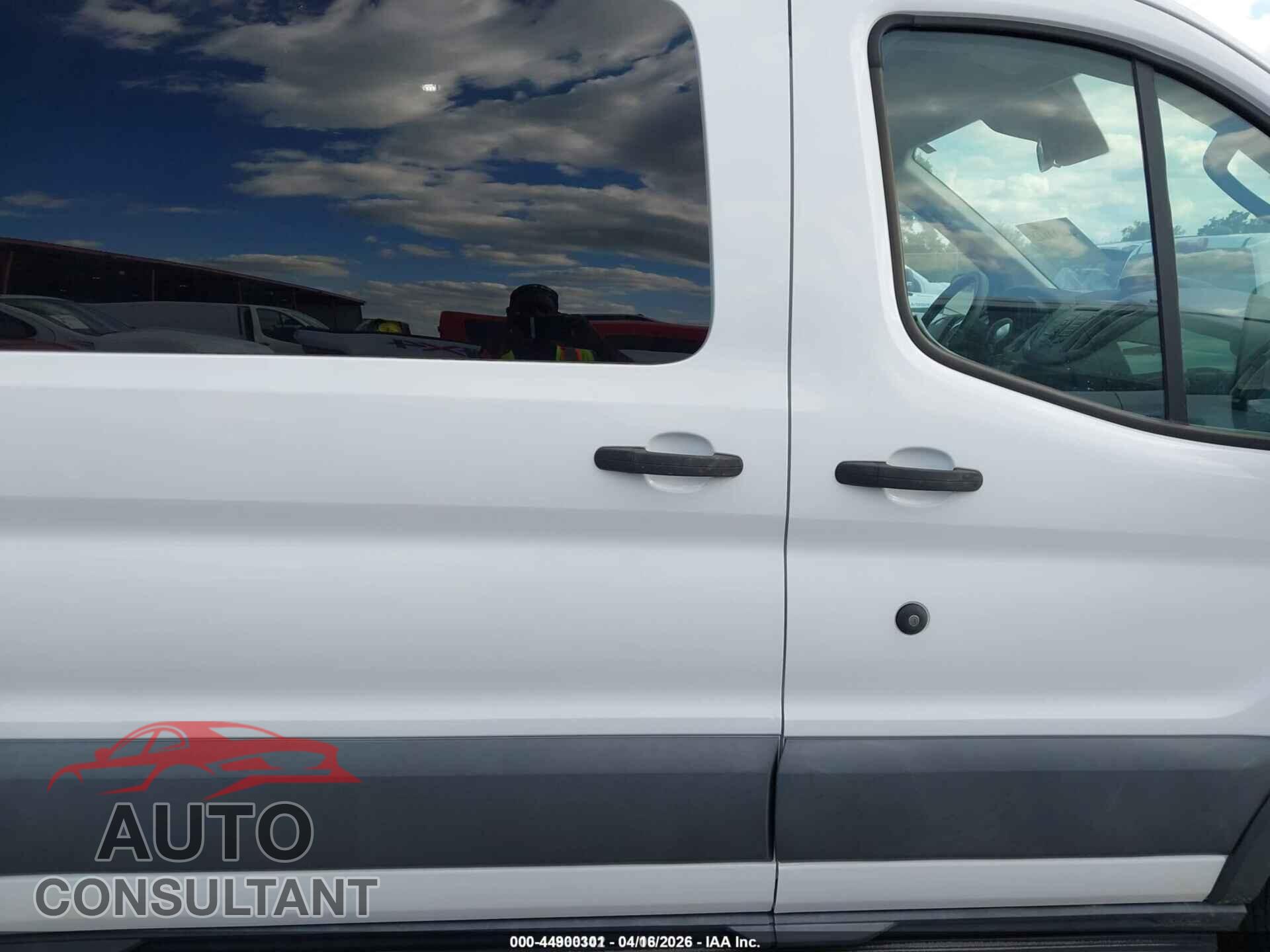 FORD TRANSIT-150 2018 - 1FTYE1YM0JKB42405