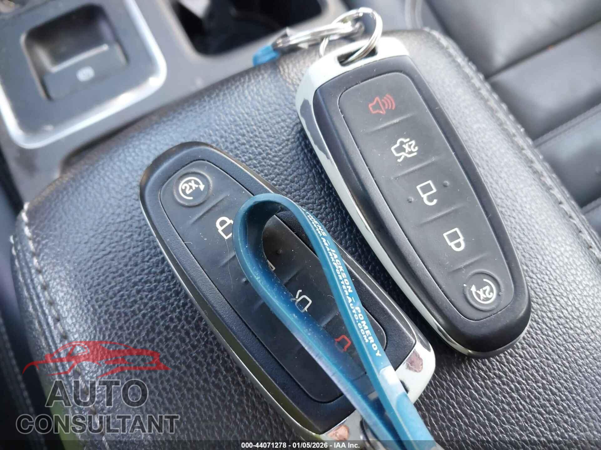 FORD ESCAPE 2017 - 1FMCU9J93HUA37689