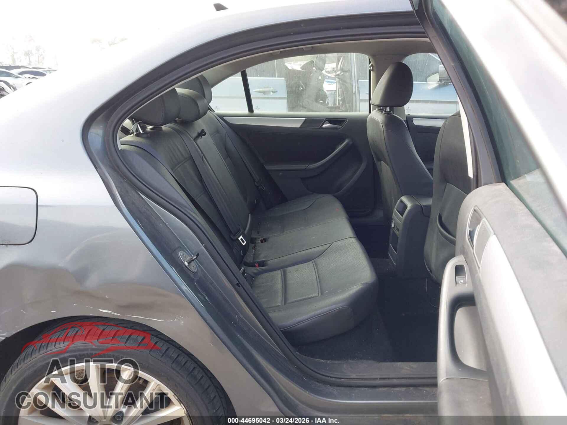 VOLKSWAGEN JETTA 2011 - 3VWLZ7AJ7BM357644