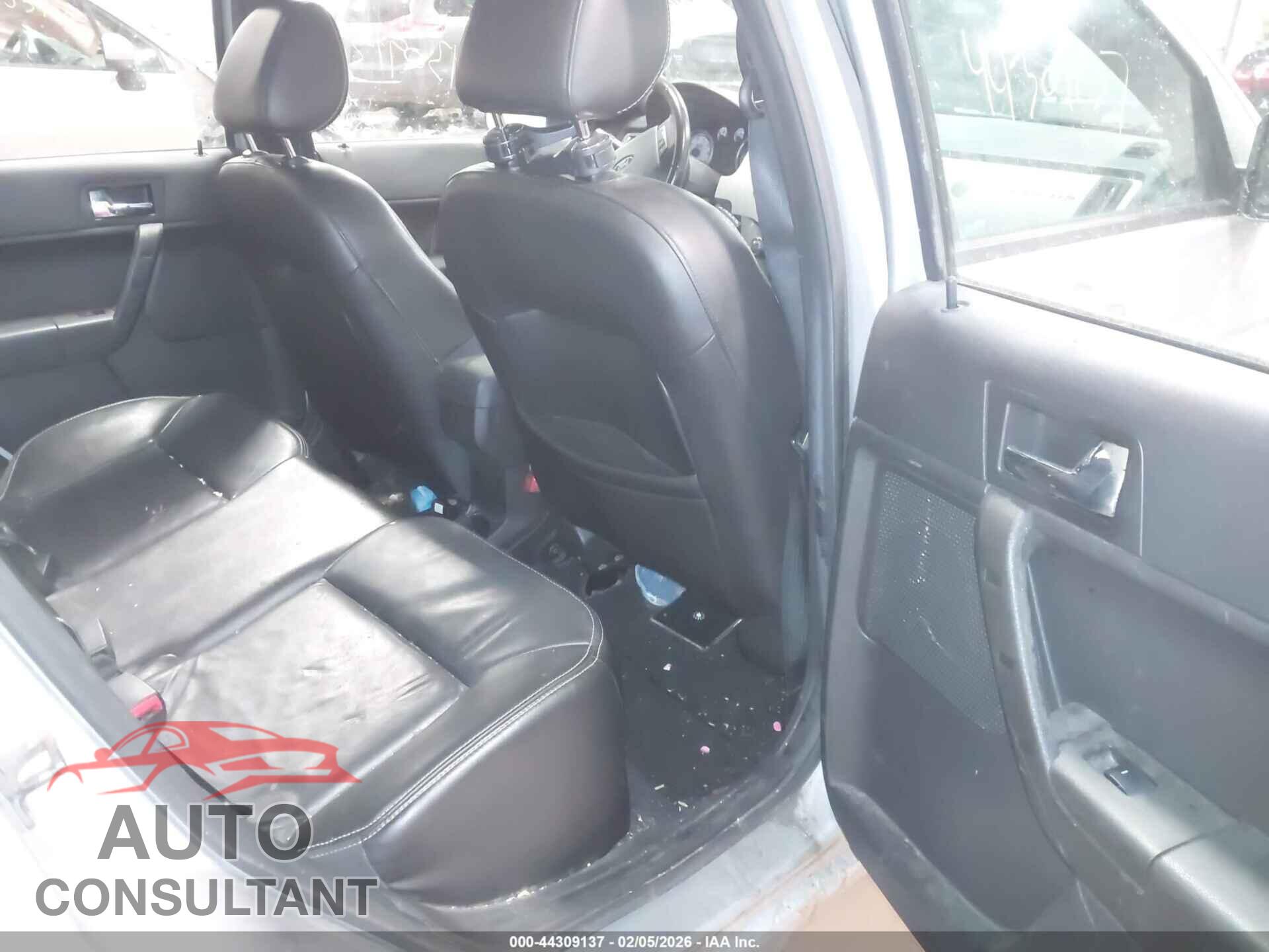 FORD FOCUS 2009 - 1FAHP37N89W257635
