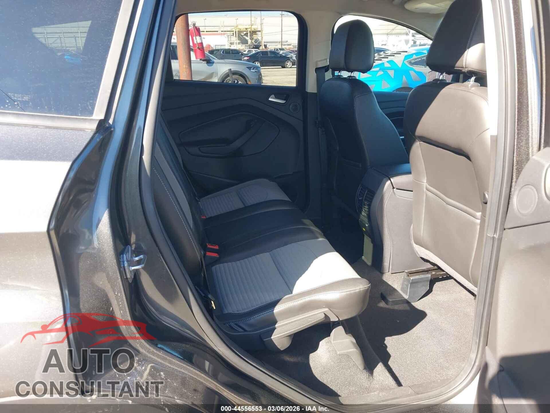 FORD ESCAPE 2017 - 1FMCU0G98HUB44434