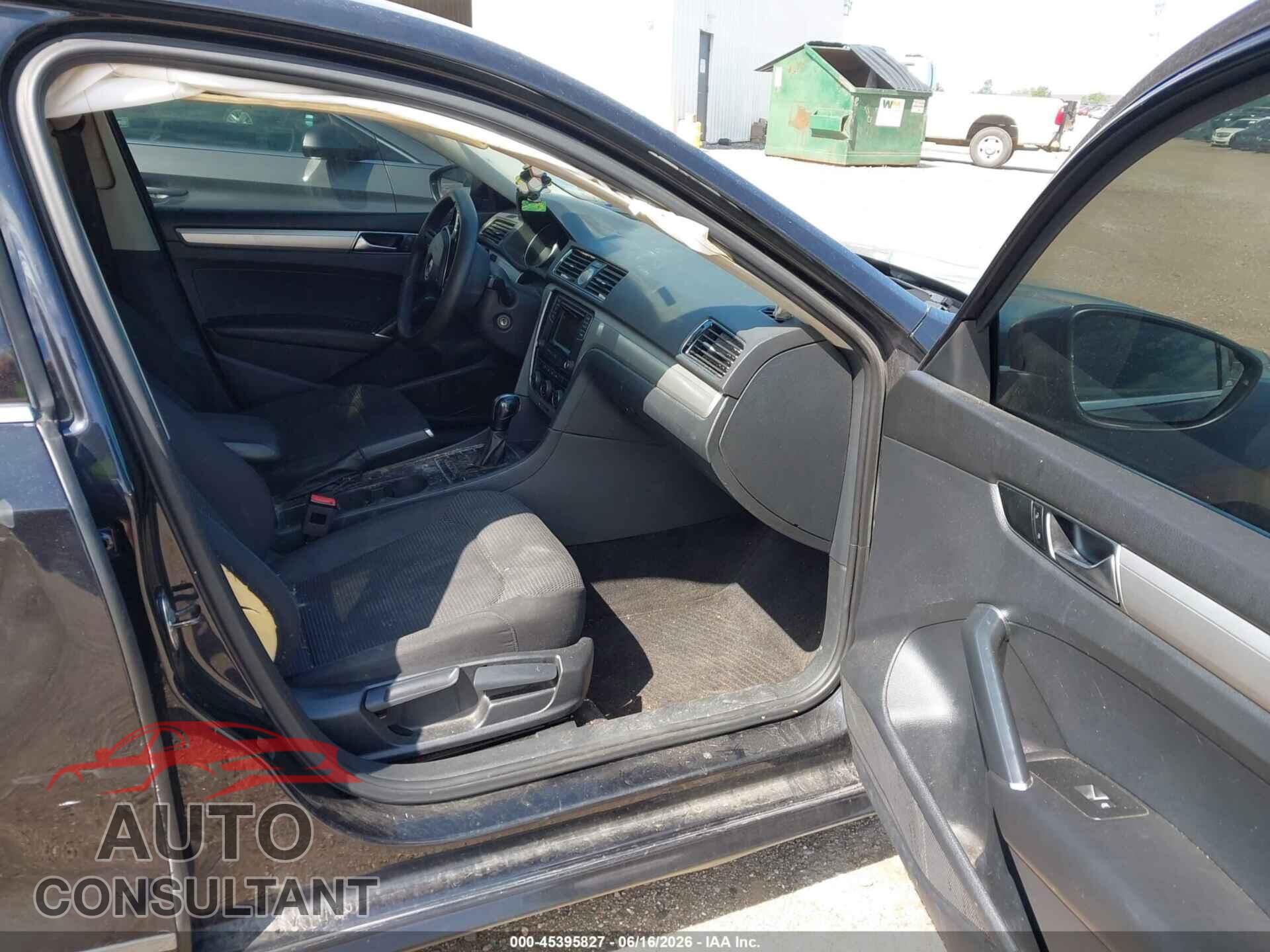 VOLKSWAGEN PASSAT 2017 - 1VWAT7A31HC051818