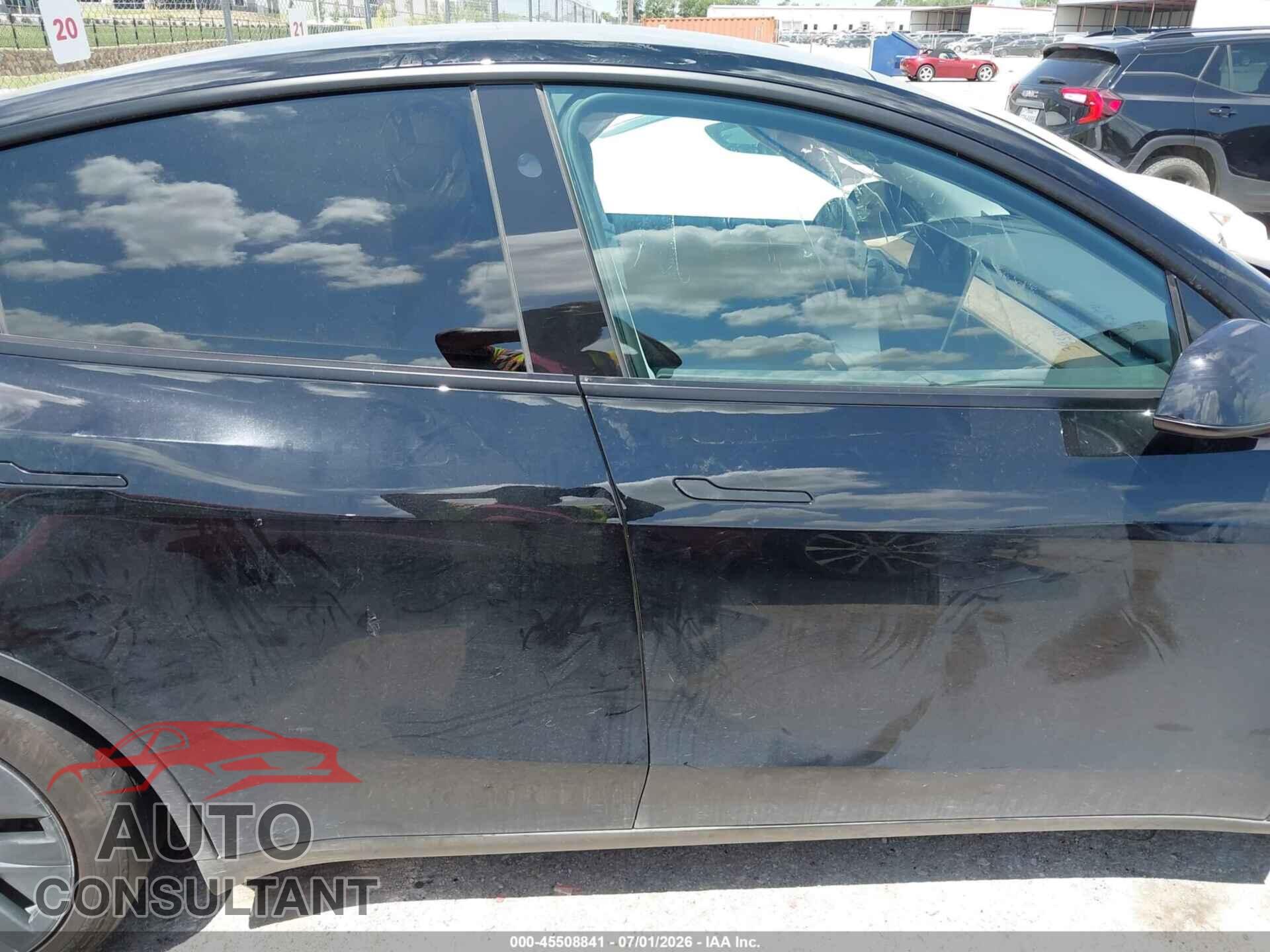 TESLA MODEL Y 2025 - 7SAYGDEE2SA350535
