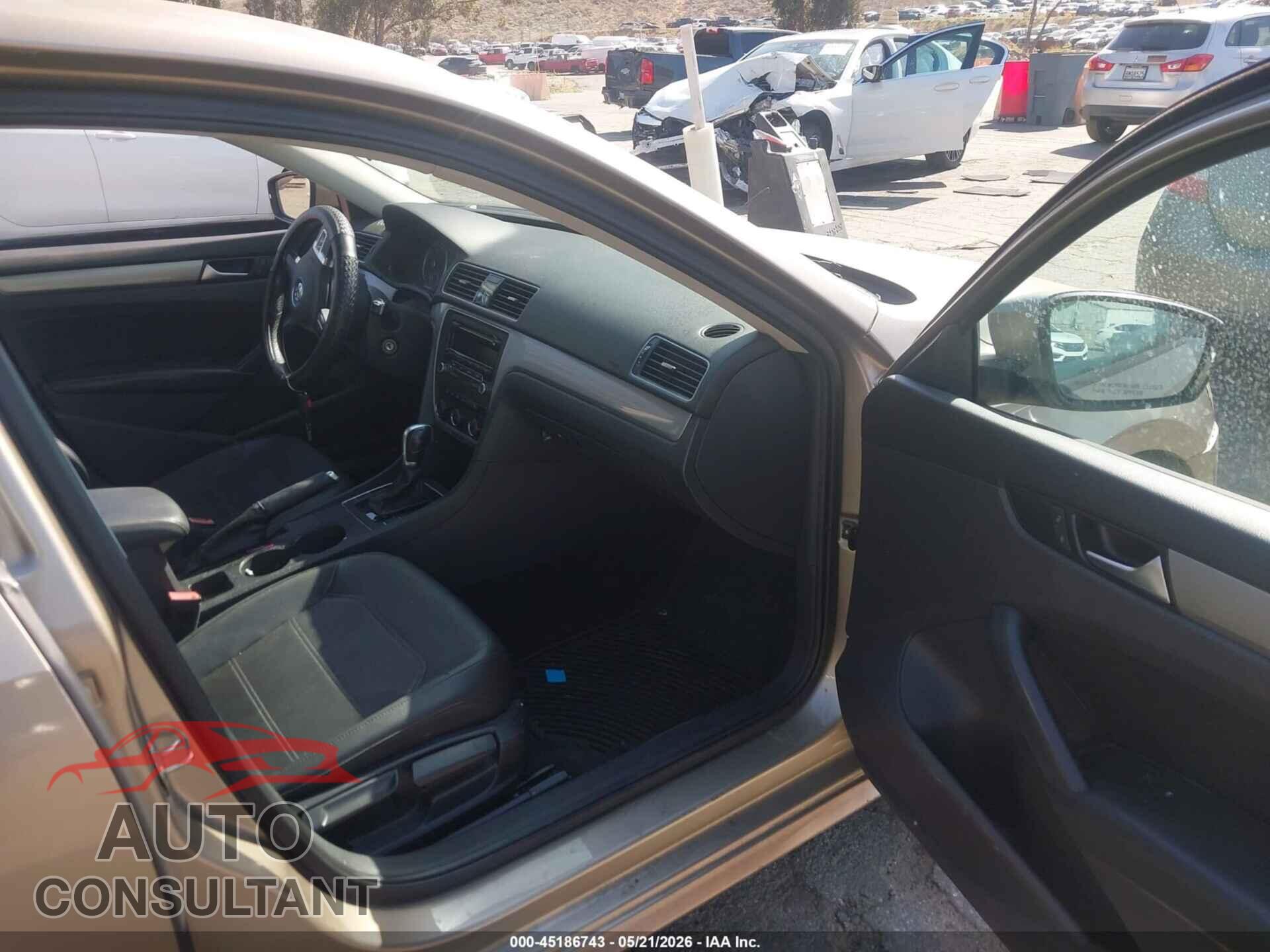 VOLKSWAGEN PASSAT 2015 - 1VWAT7A32FC040484