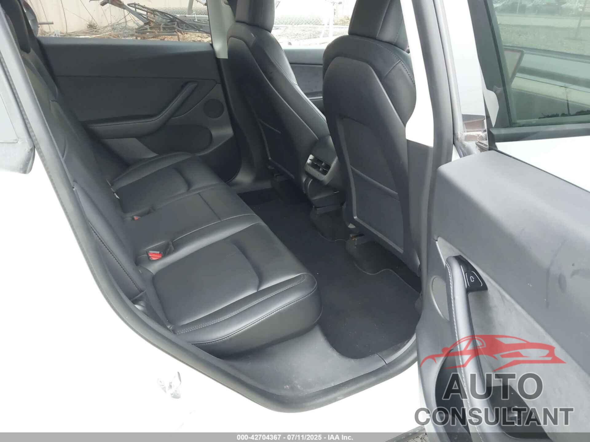 TESLA MODEL Y 2021 - 5YJYGDEE4MF084857