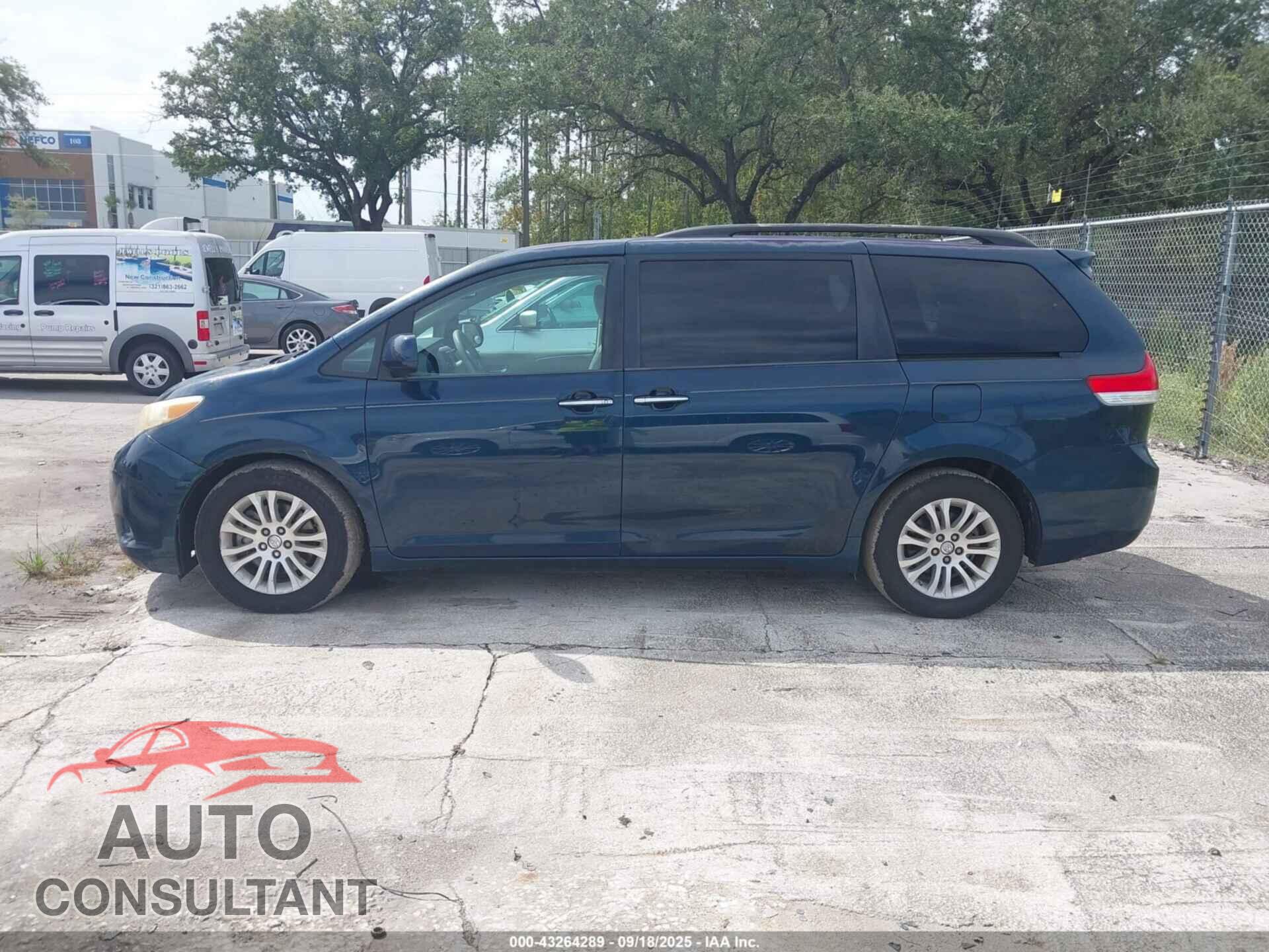 TOYOTA SIENNA 2011 - 5TDYK3DC6BS021552