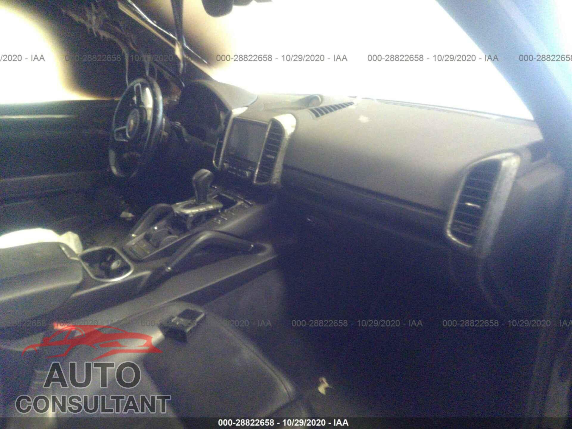 PORSCHE CAYENNE 2017 - WP1AA2A29HKA85612
