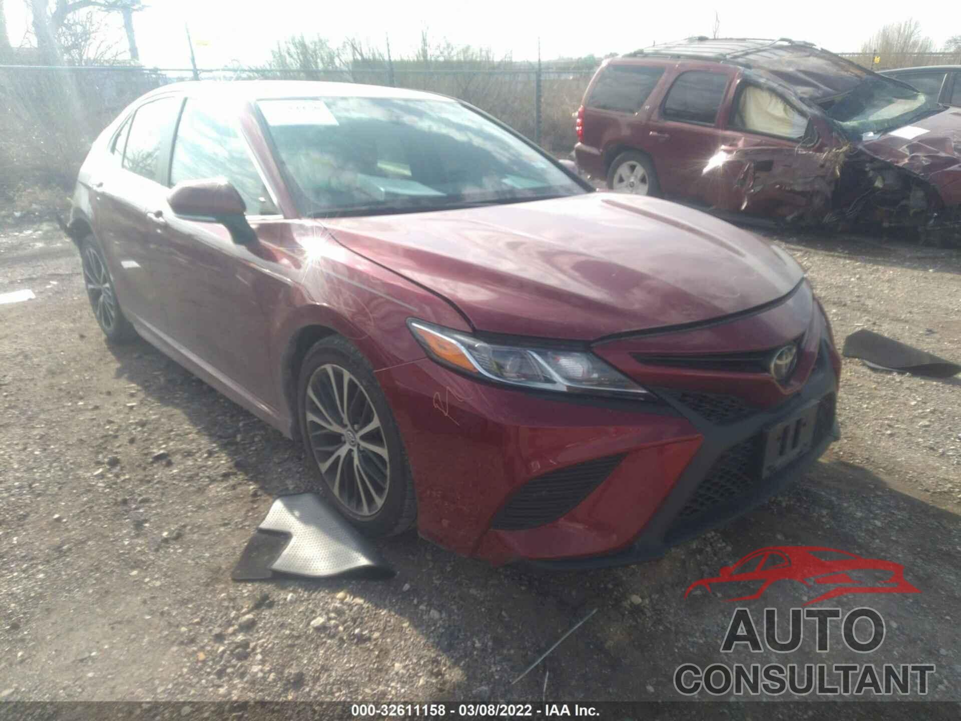TOYOTA CAMRY 2018 - 4T1B11HK1JU563405
