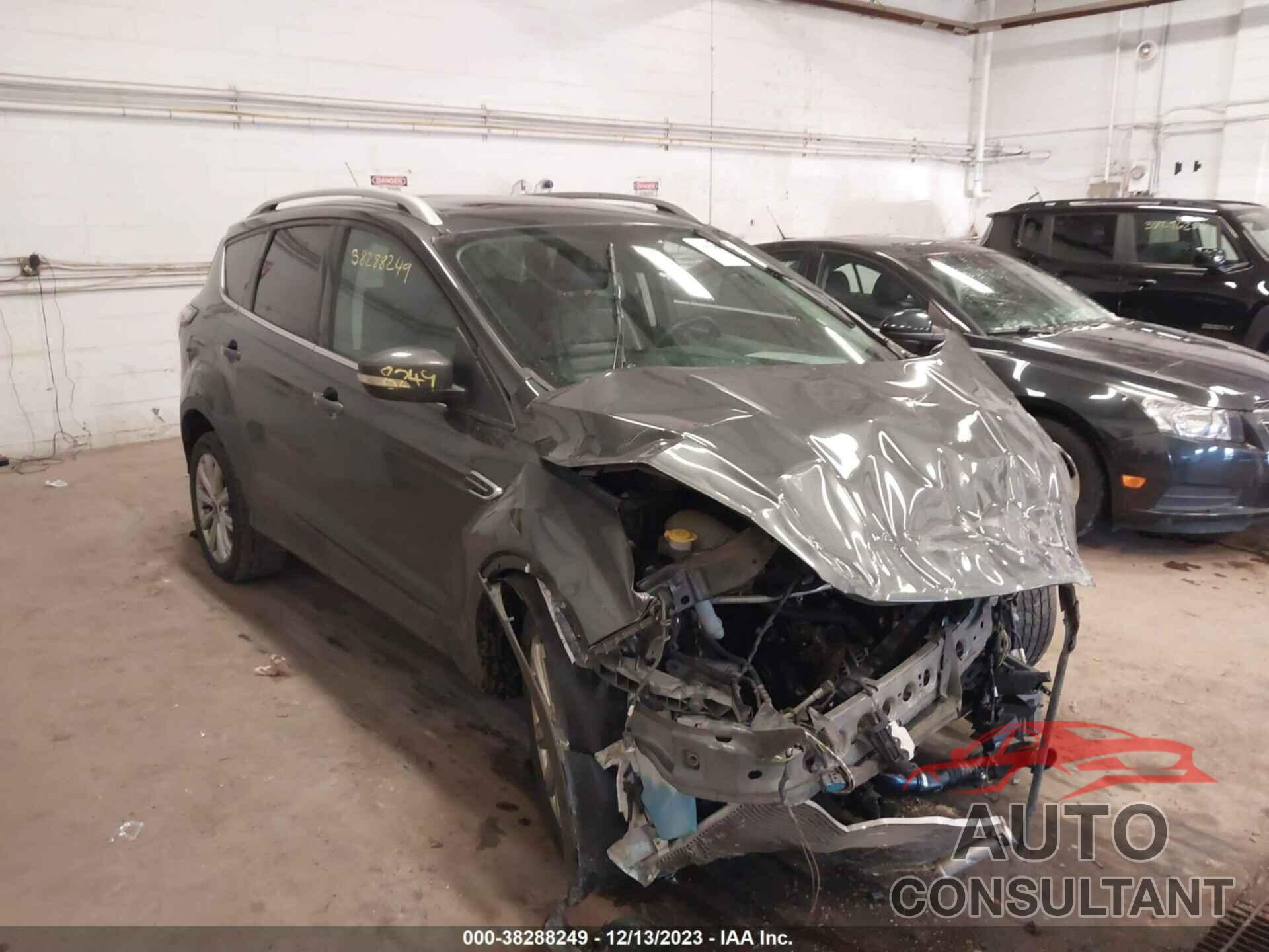 FORD ESCAPE 2017 - 1FMCU9J98HUA64404