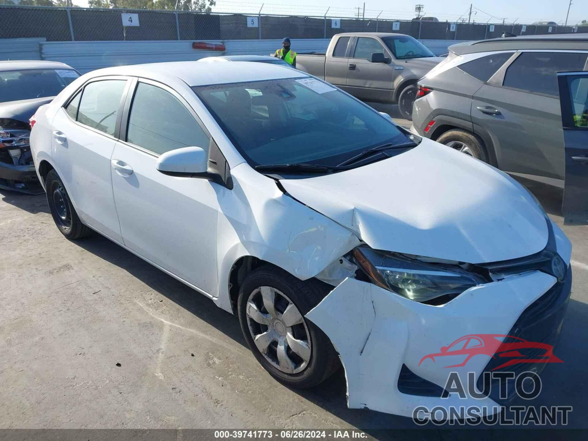 TOYOTA COROLLA 2018 - 5YFBURHE8JP841850