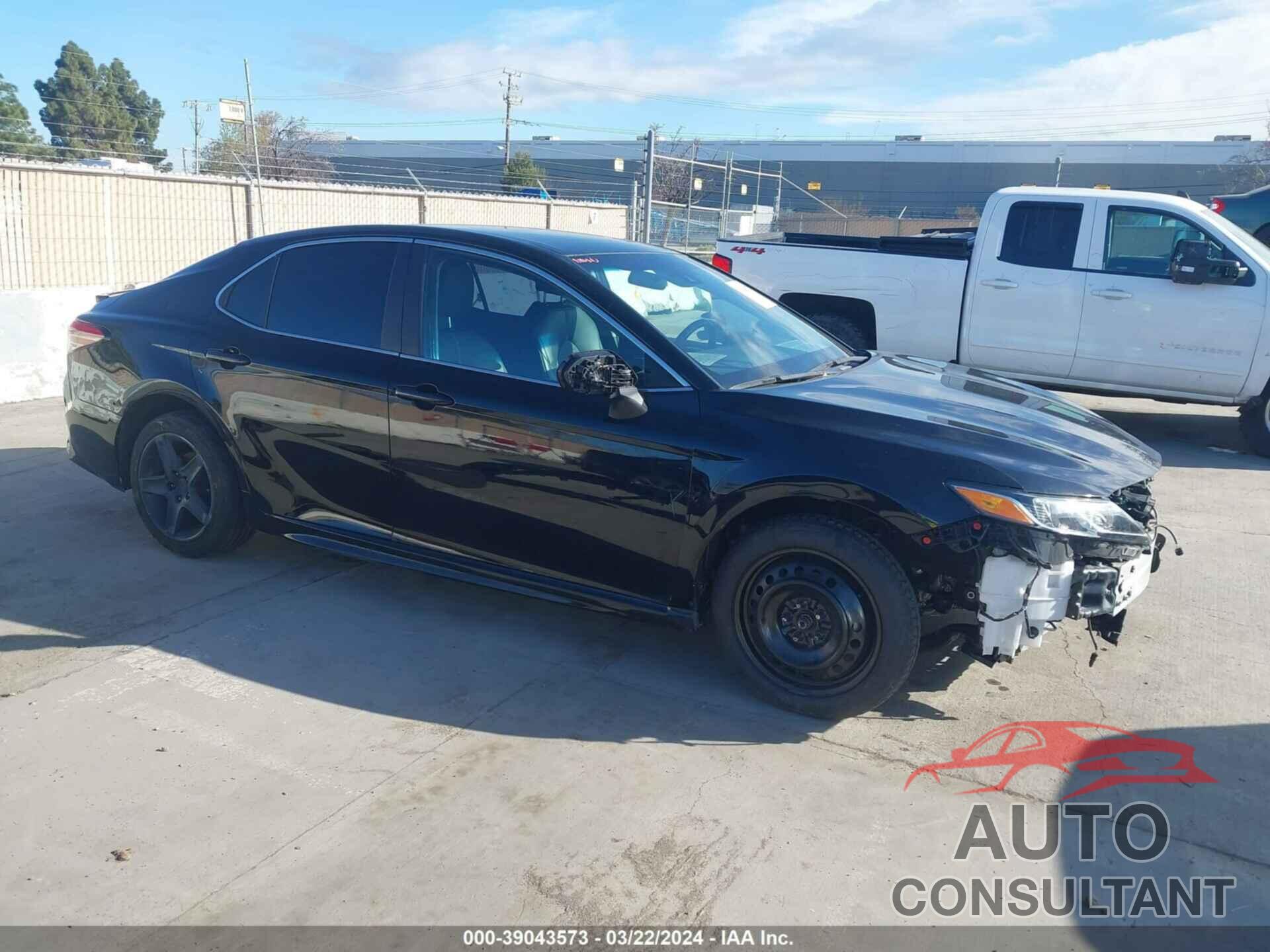 TOYOTA CAMRY 2018 - 4T1B11HK6JU048609