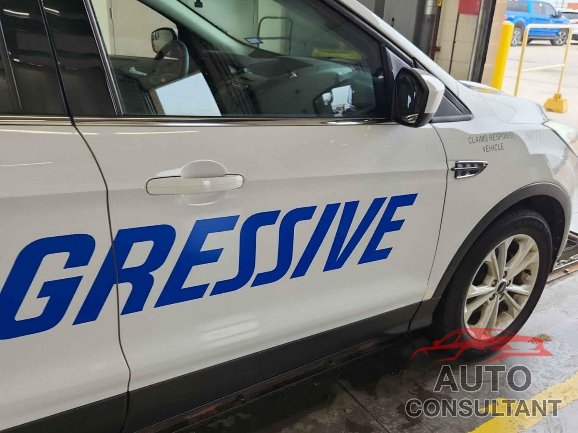FORD ESCAPE 2017 - 1FMCU0GD0HUC04677