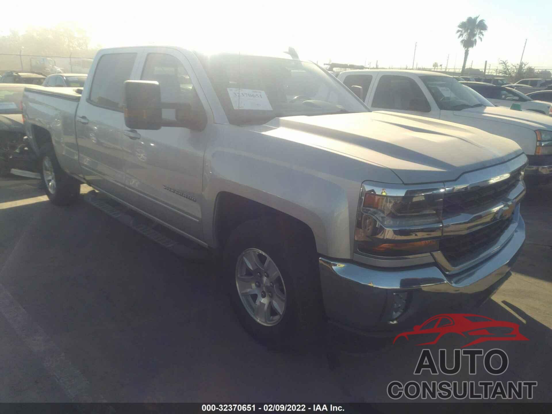 CHEVROLET SILVERADO 1500 2018 - 1GCUKREC4JF170900