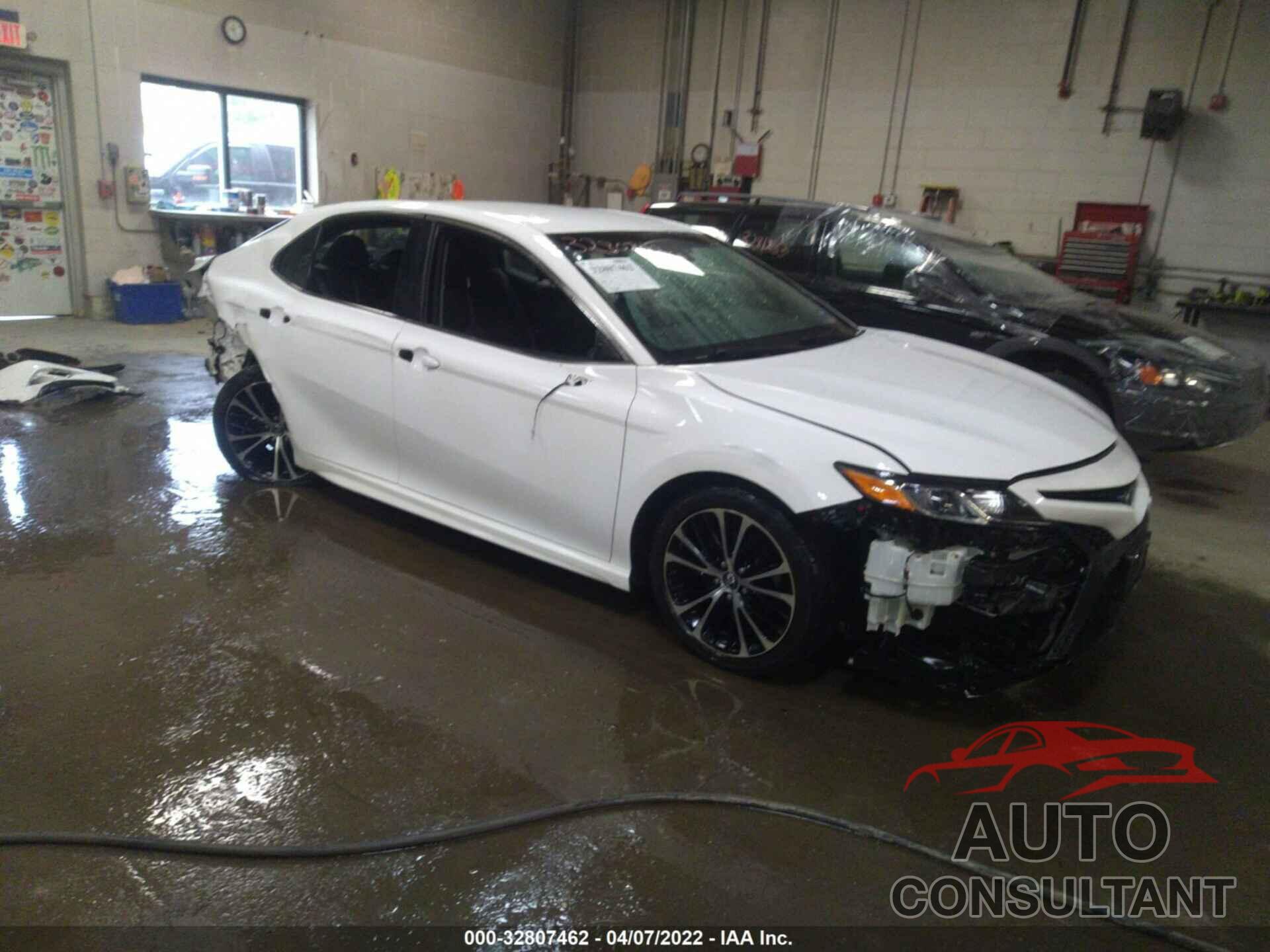 TOYOTA CAMRY 2018 - 4T1B11HK9JU044084