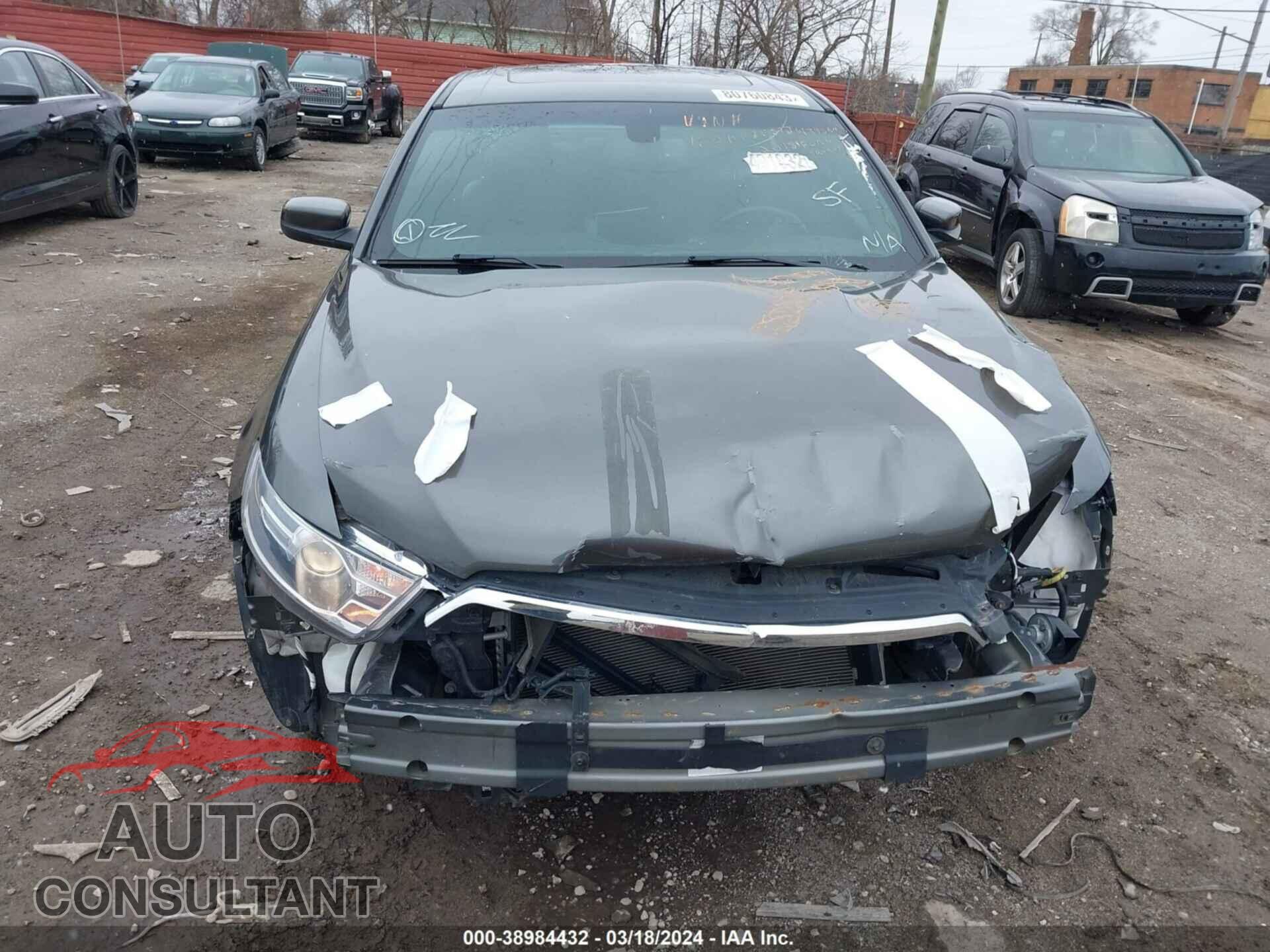 FORD TAURUS 2018 - 1FAHP2E82JG134564