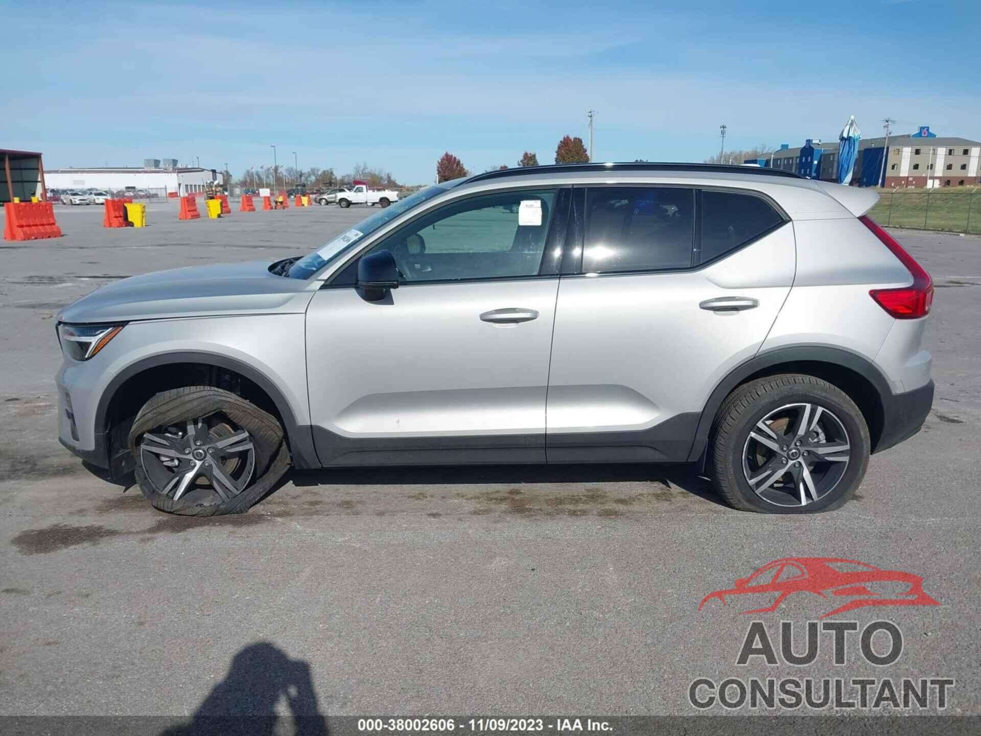 VOLVO XC40 2023 - YV4L12UL1P2085484