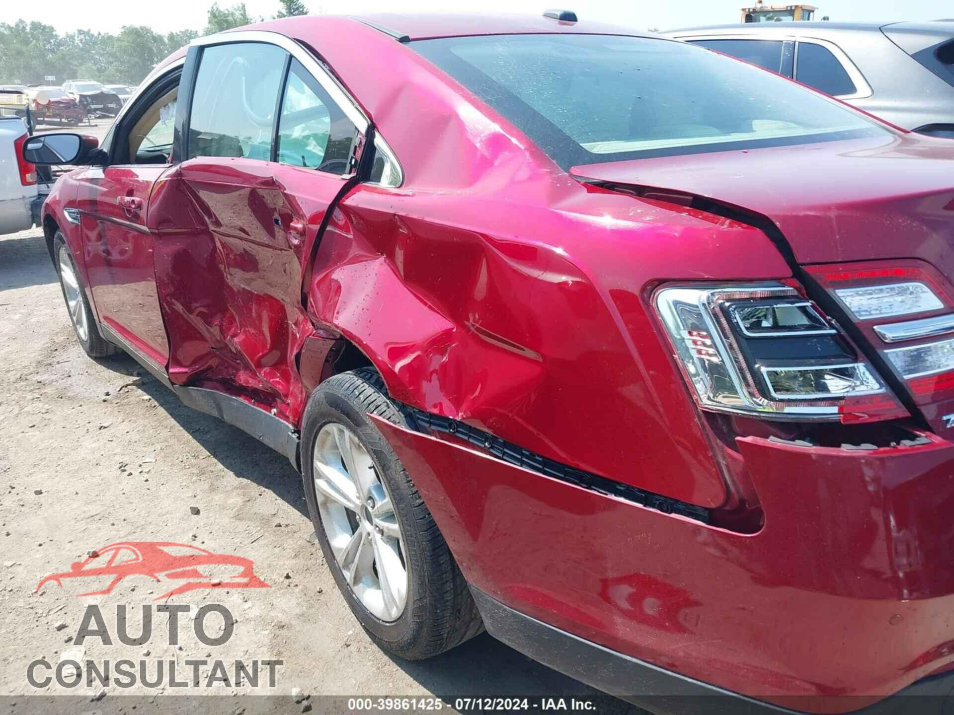 FORD TAURUS 2018 - 1FAHP2E81JG111177
