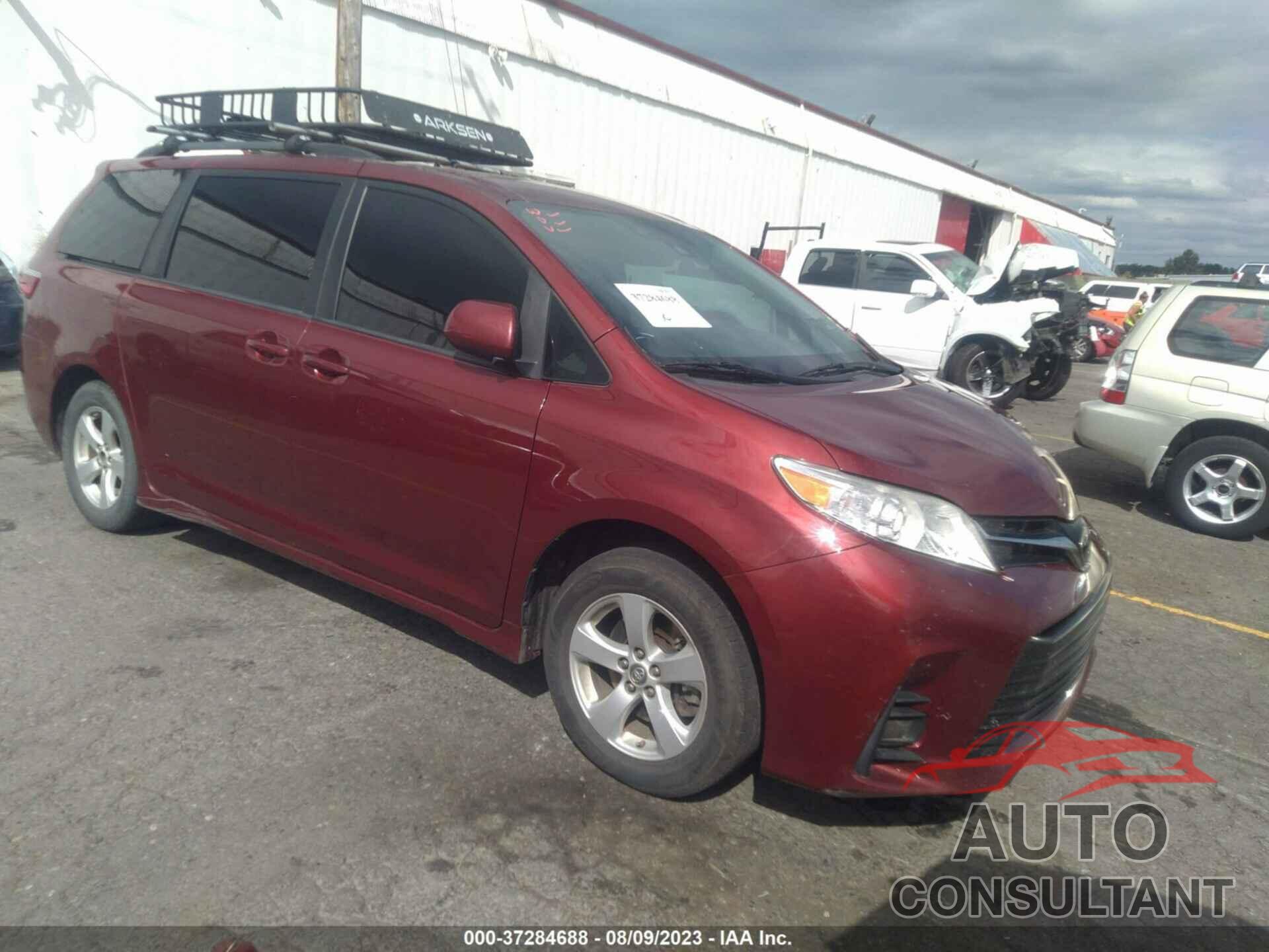 TOYOTA SIENNA 2018 - 5TDKZ3DC5JS932360